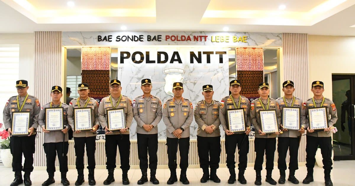 Kalemdiklat Polri Komjen Pol. Rudi Darmoko Berikan Penghargaan kepada Delapan Kapolres Jajaran Polda NTT