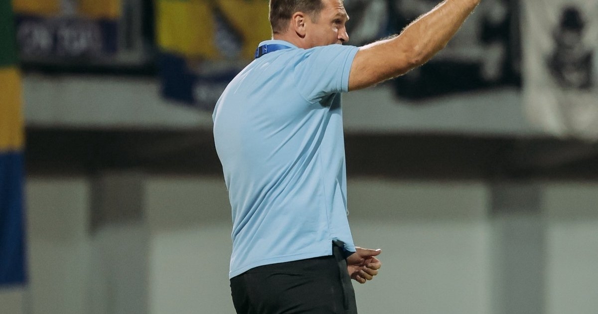Tak Mau Persib Larut setelah Kalah di Madura, Igor Tolic Angkut Timnya Naik Bus ke Surabaya
