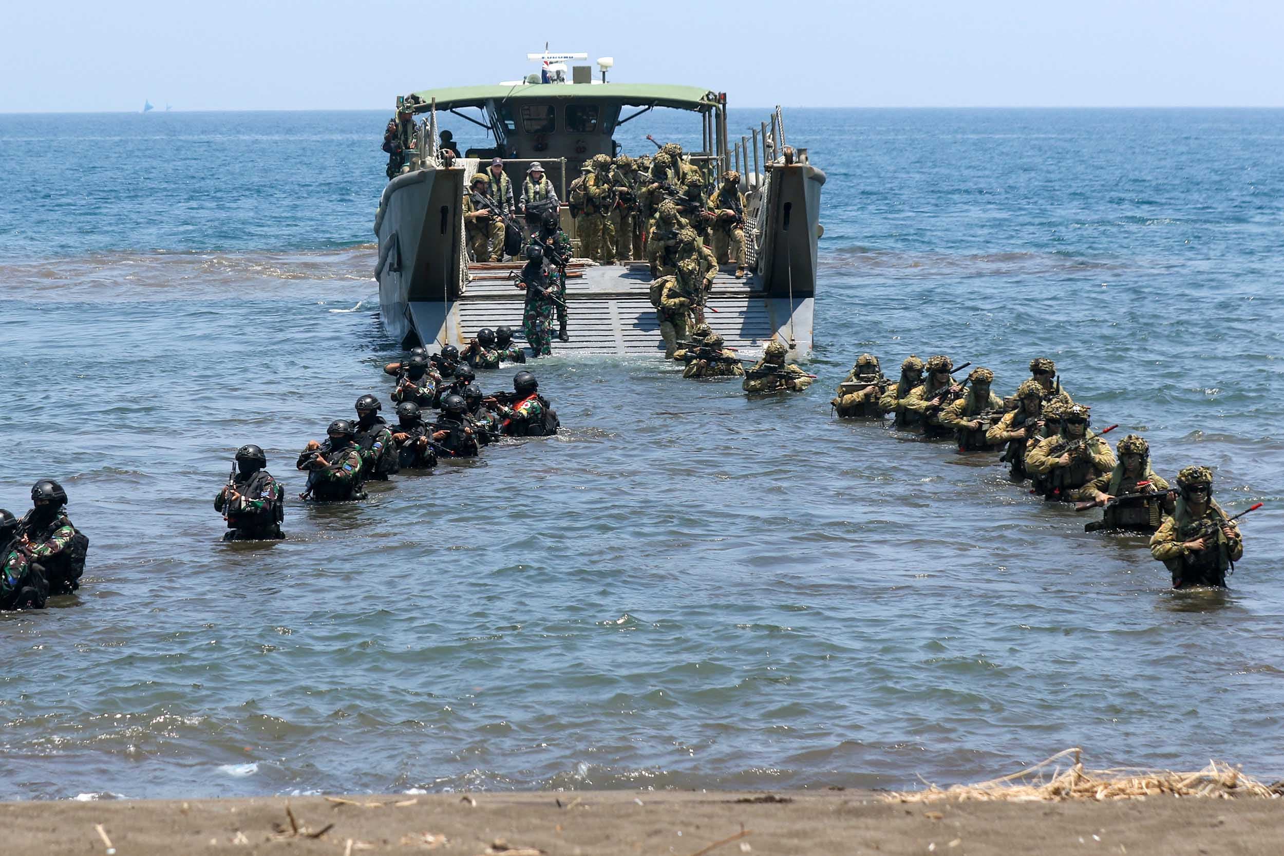 Prajurit Korps Marinir TNI AL bersama Angkatan Pertahanan Australia atau Australia Defence Force (ADF) melakukan pendaratan pada Operasi Amfibi Latihan Gabungan Keris Woomera 2026 di Pusat Latihan Pertempuran Marinir 5 Pantai Banongan, Situbondo, Jawa Timur, Kamis (15/10/2026).ANTARA FOTO/Budi Candra Setya/nym.
