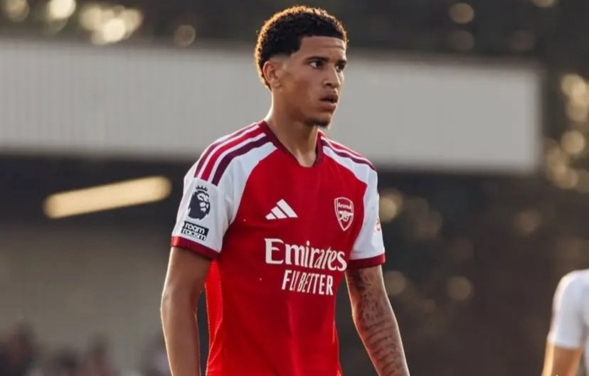 Gelandang Arsenal U-21 Demiane Agustien Pamer Jersey Calvin Verdonk, Sinyal Gabung Timnas Indonesia?