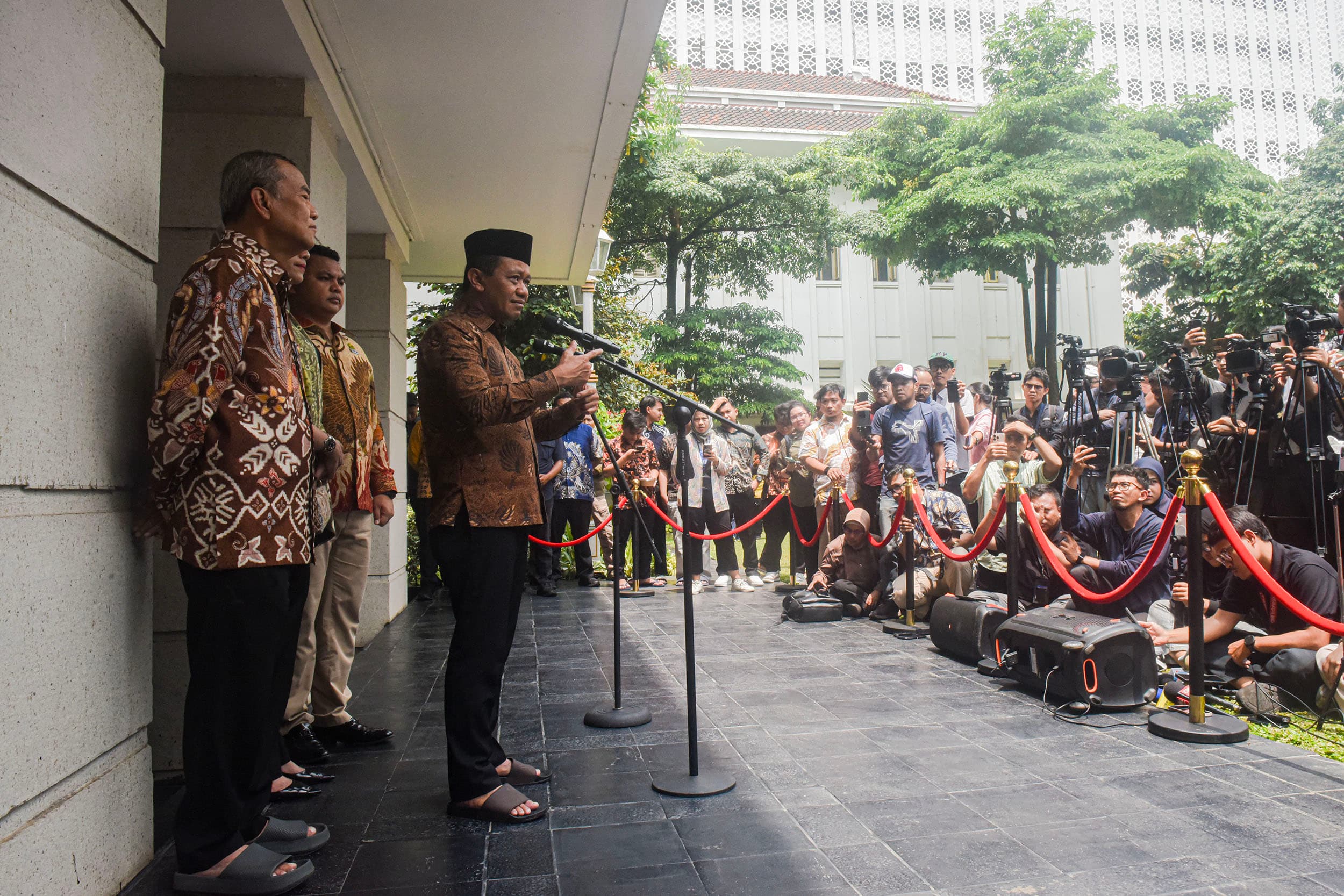 Menteri Koordinator Bidang Hilirisasi dan Transisi Energi sekaligus Menteri Energi dan Sumber Daya Mineral (ESDM) Bahlil Lahadalia memberikan keterangan kepada media di Kementerian ESDM, Jakarta, Jumat (16/10/2026). ANTARA FOTO/Muhammad Adimaja/kye