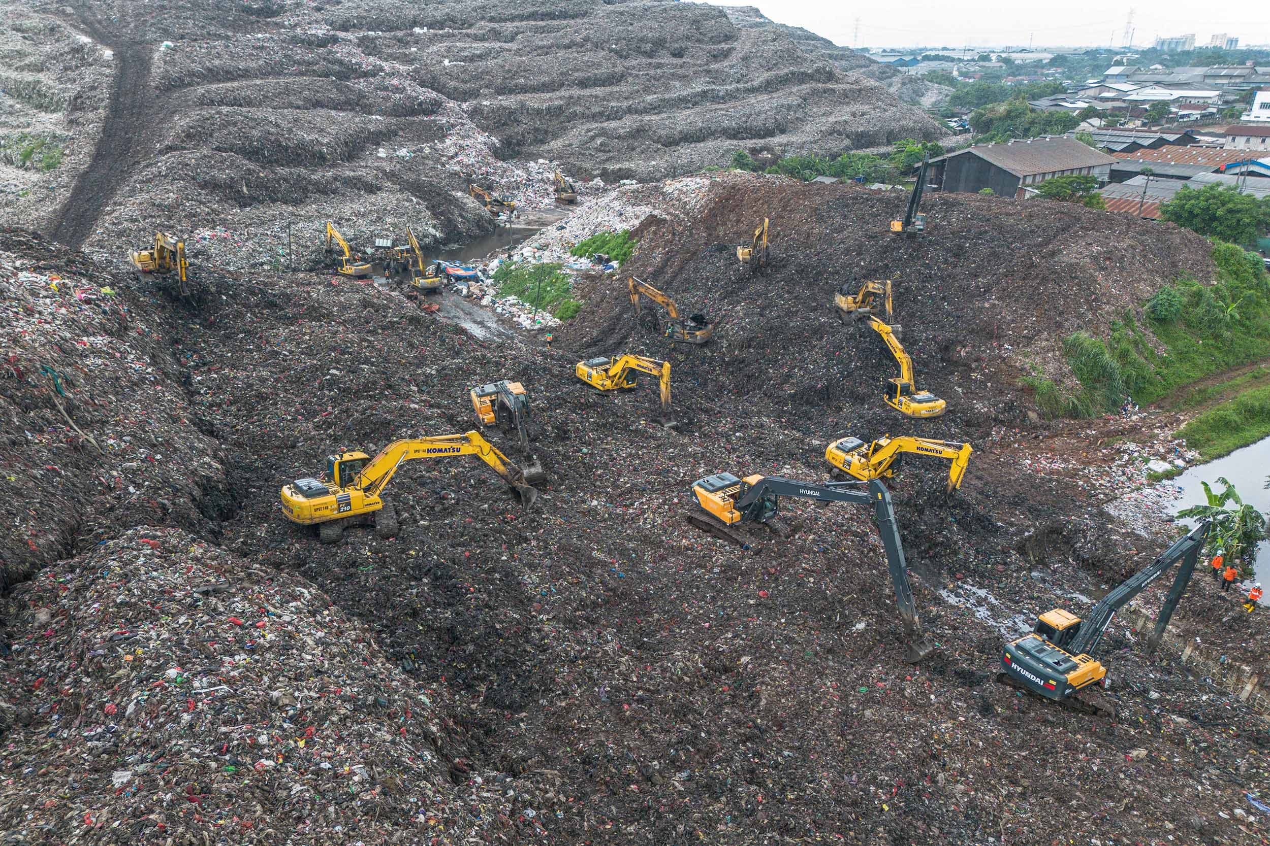 Cegah Longsor Susulan, Pramono Setop Sistem Open Dumping di Zona 4 TPST Bantargebang