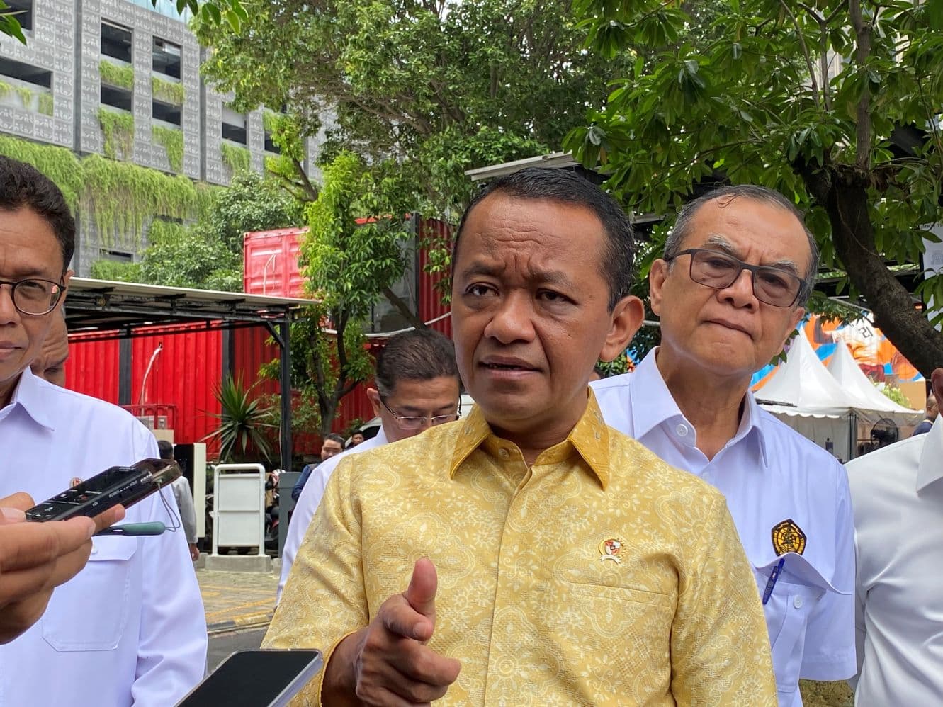 Harga Minyak Dunia Meroket, Bahlil Pastikan Harga BBM Subsidi Tak Naik