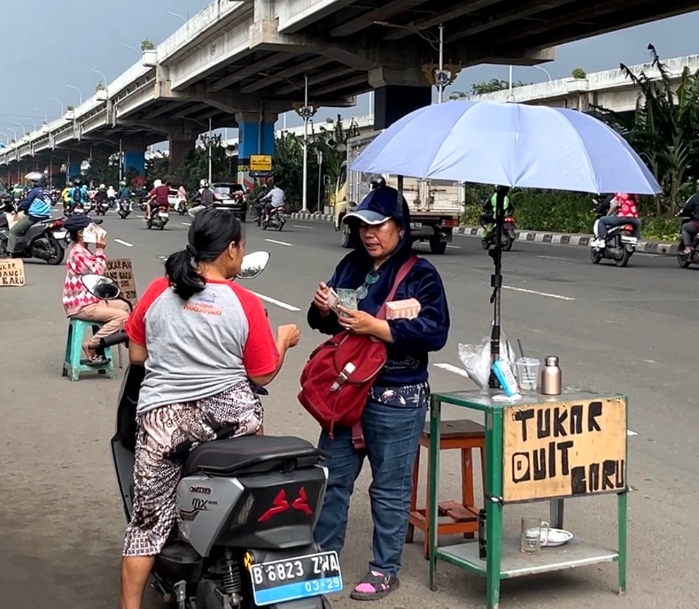 Jasa Penukaran Uang Baru Menjamur Jelang Lebaran, Pecahan Rp5000 Paling Dicari