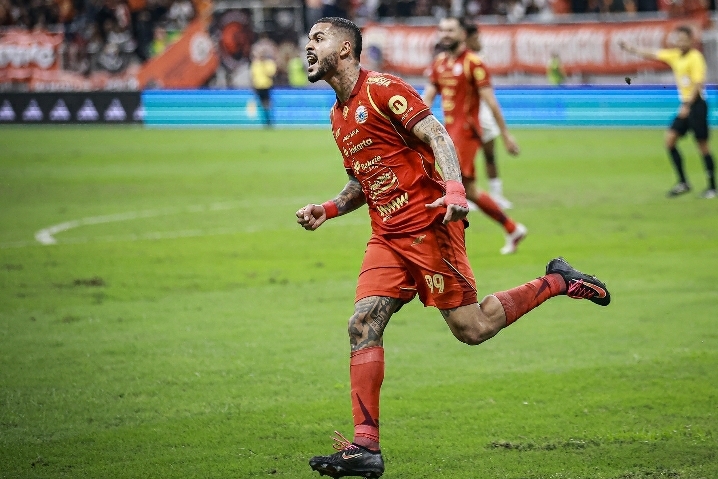 Emaxwell Souza Minta Maaf Gagal Cetak Gol Penalti untuk Persija Lawan Dewa United