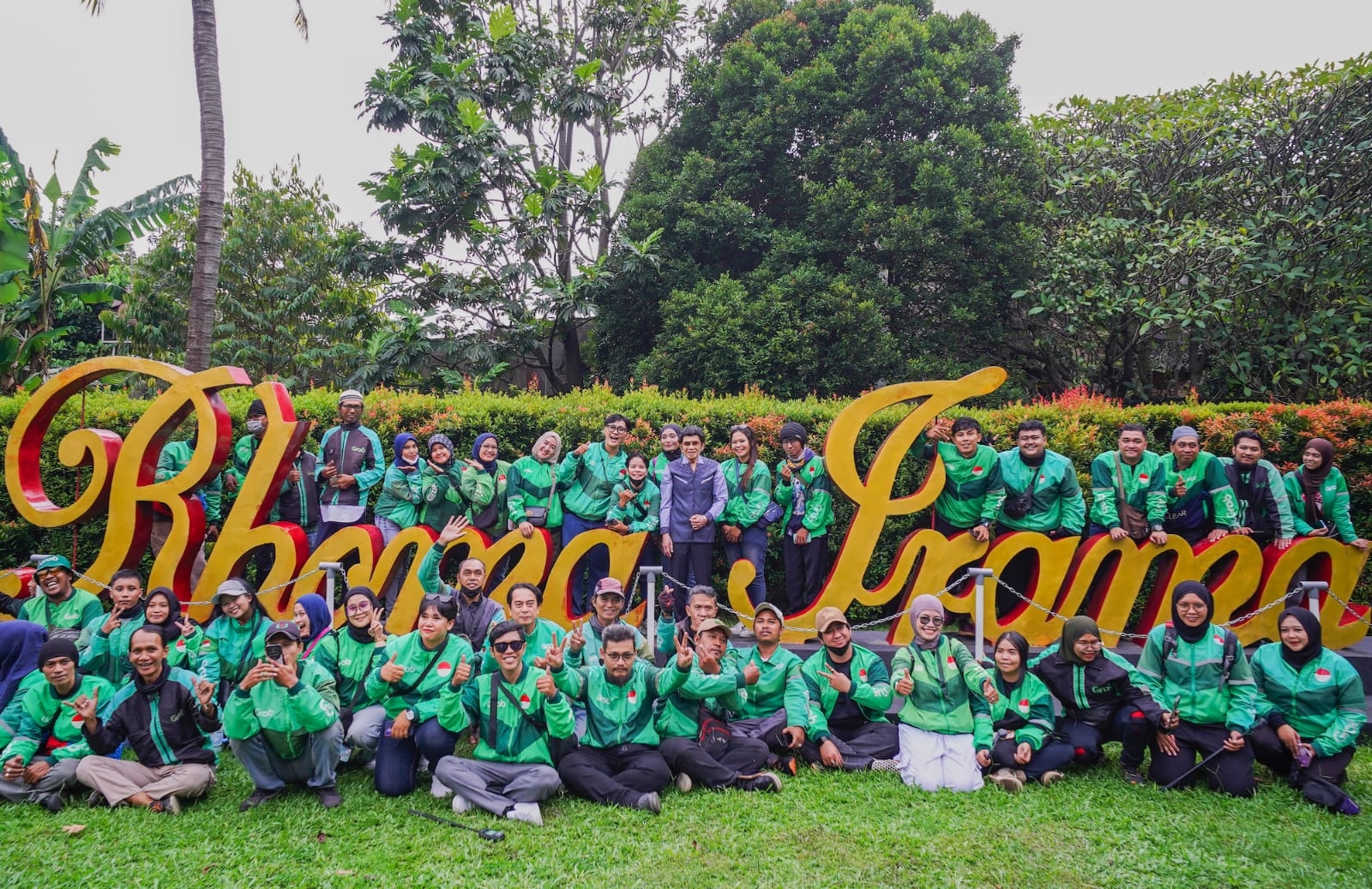 Ramadan Bareng Grab: 20 Ribu Takjil Dibagikan di 40 Kota, Ditutup Buka Puasa Bersama Rhoma Irama