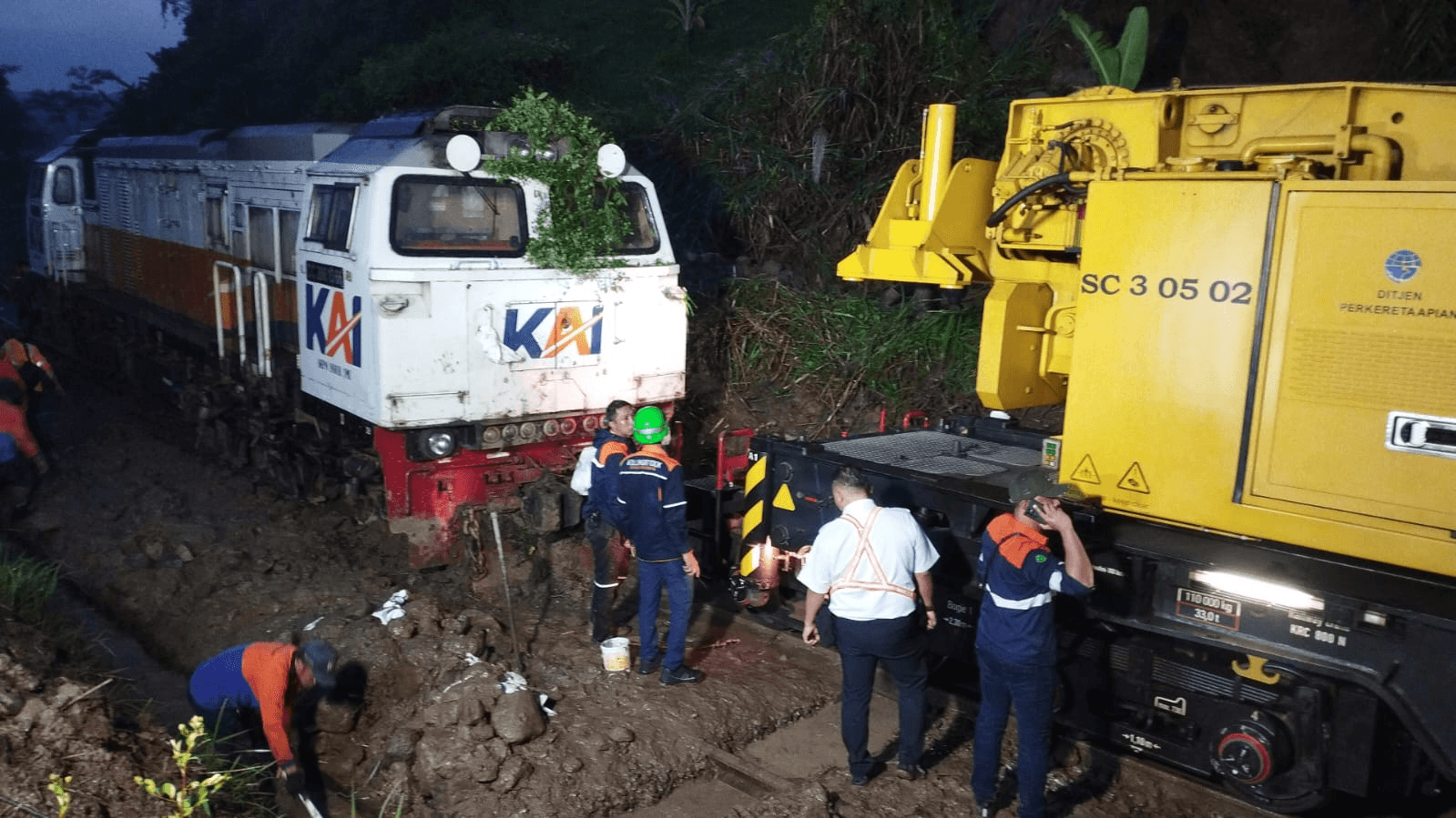 Usai Terdampak Longsor, Jalur KA Maswati–Sasaksaat Kembali Beroperasi Normal