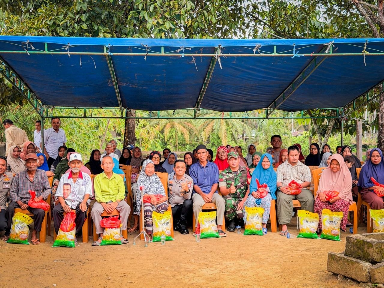 Perkuat Pencegahan Karhutla, Polres Rokan Hulu Edukasi Warga dan Salurkan Bansos