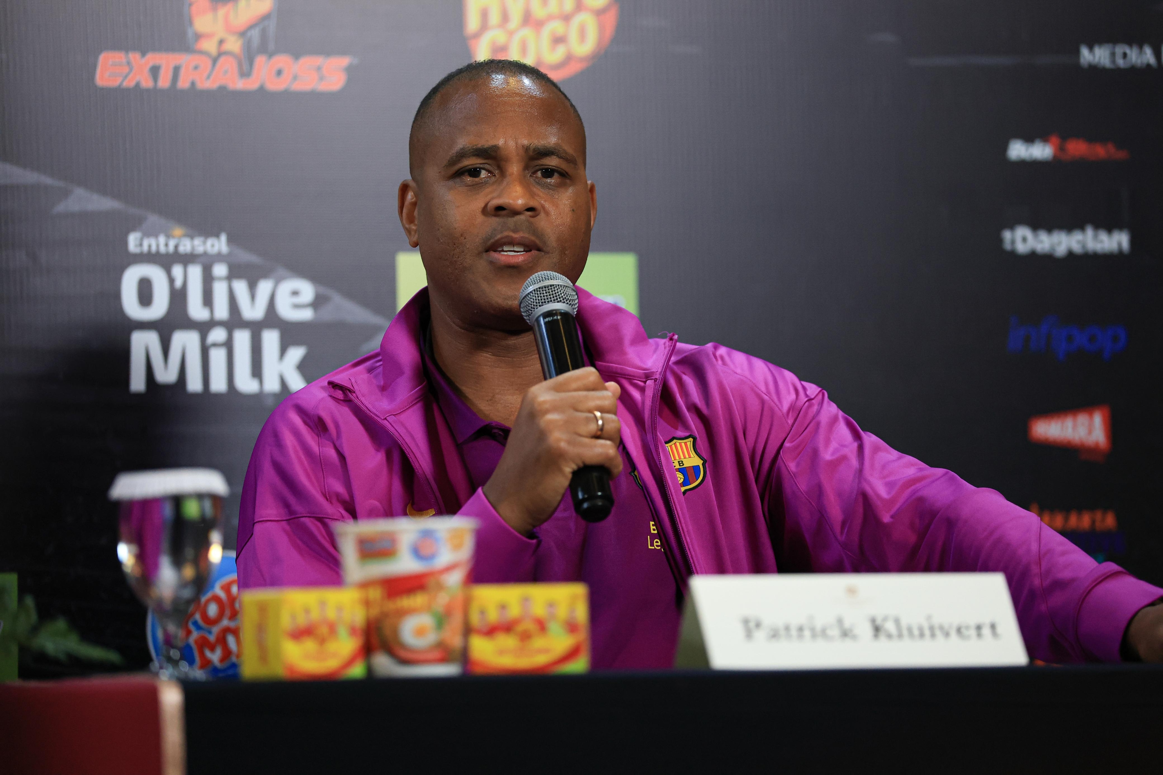 Clash of Legends: Batal Merumput Karena Cedera, Patrick Kluivert Janji Tetap Sapa Fans di GBK