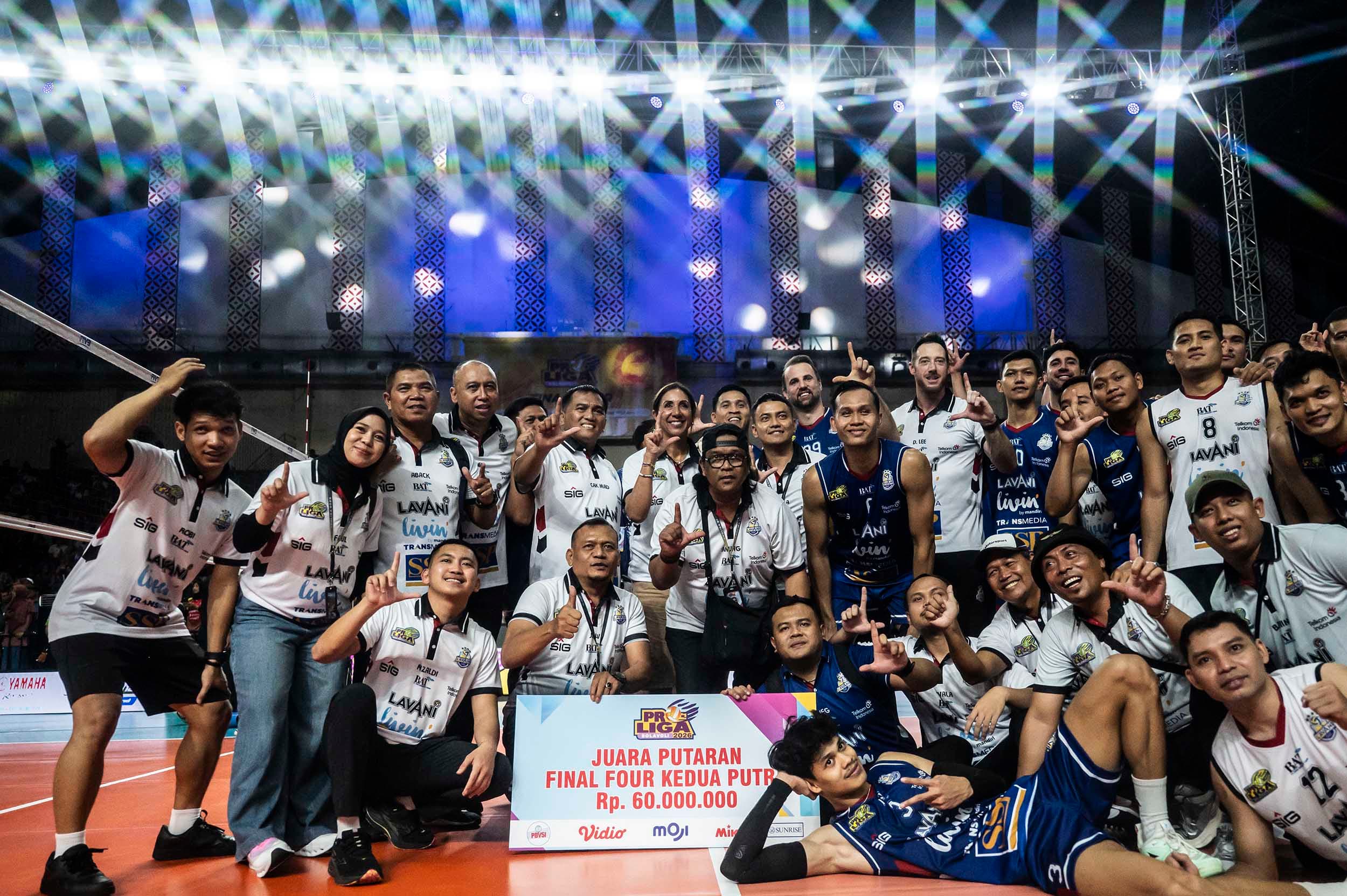 Tim Jakarta Lavani Livin Transmedia dan ofisial befoto bersama usai pertandingan melawan tim Jakarta Bhayangkara Presisi pada Final Four Proliga 2026 di GOR Jatidiri, Semarang, Jawa Tengah, Minggu (19/4/2026). ANTARA FOTO/Aprillio Akbar/tom.