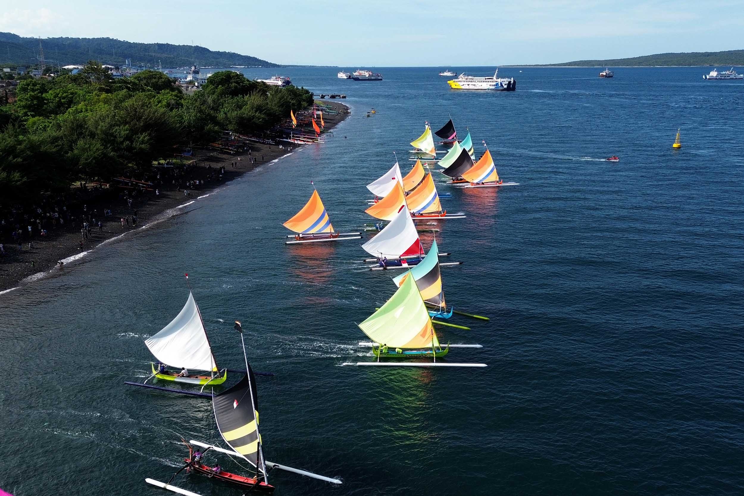 Balapan Perahu Layar Antarnelayan di Banyuwangi