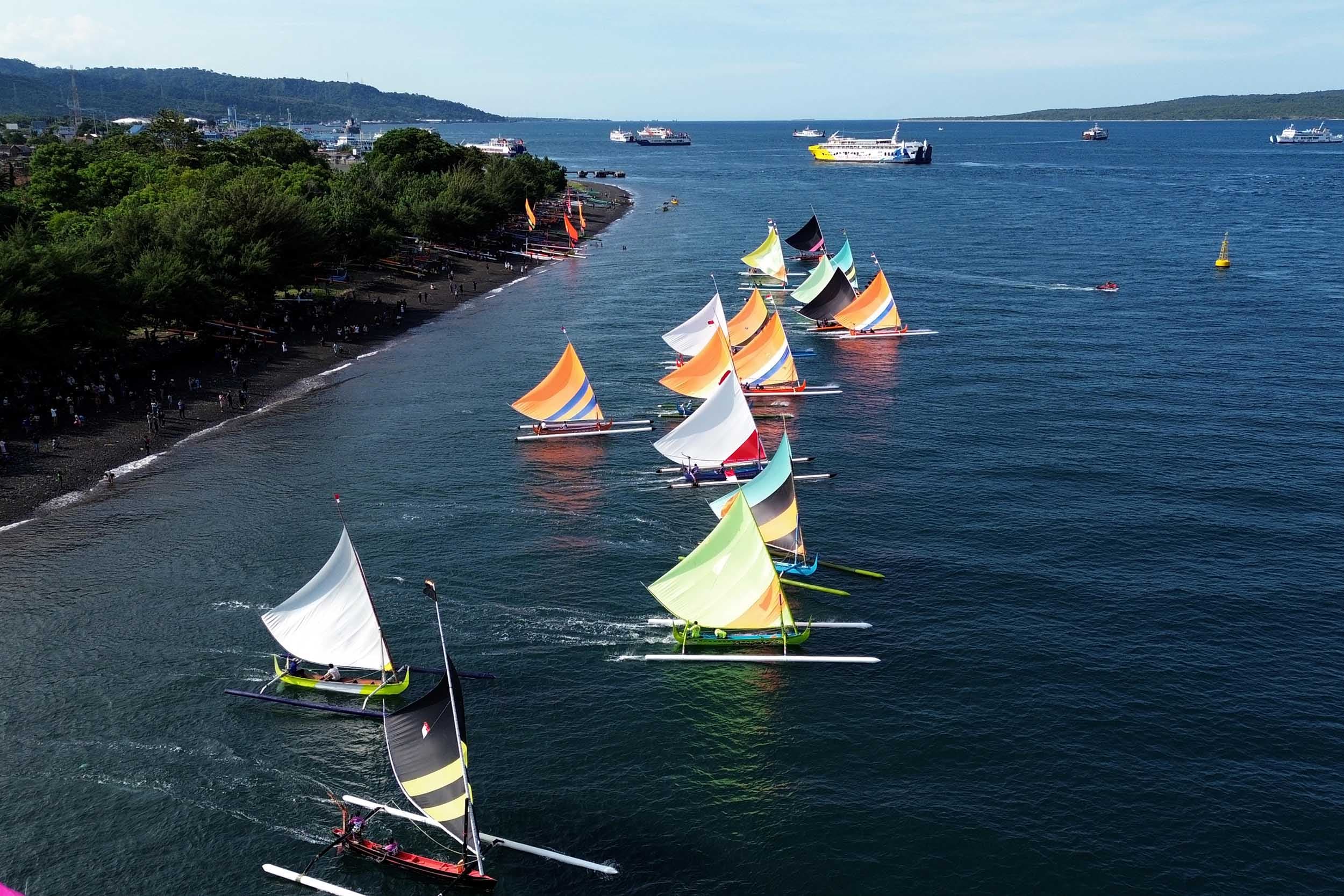 Foto udara sejumlah perahu layar beradu cepat dalam balapan perahu layar antarnelayan di Pantai Bulusan, Ketapang, Banyuwangi, Jawa Timur, Minggu (19/4/2026). ANTARA FOTO/Budi Candra Setya/tom.