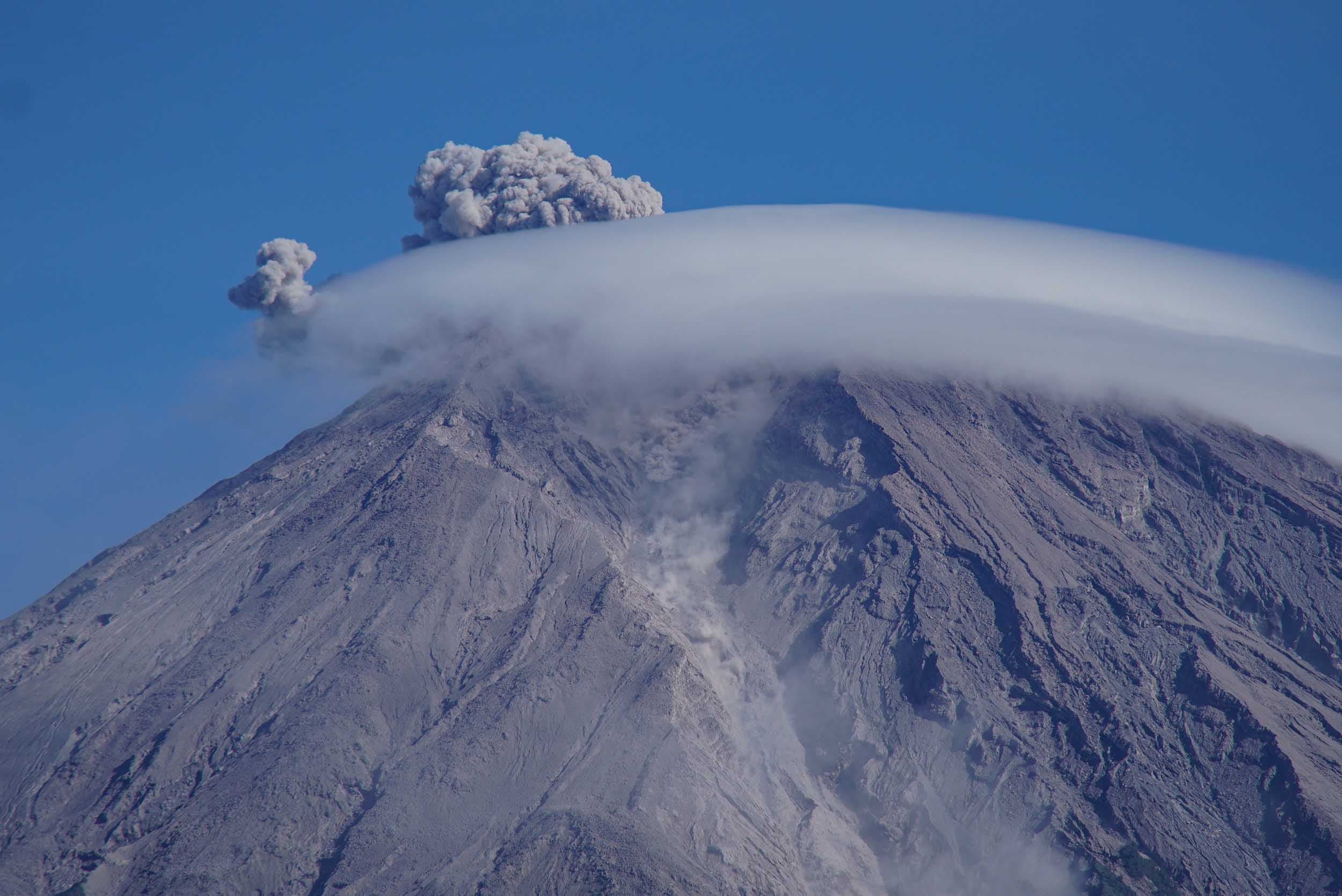 Asap vulkanis keluar dari kawah Gunung Semeru terlihat dari Desa Supiturang, Lumajang, Jawa Timur, Senin (20/4/2026). ANTARA FOTO/Irfan Sumanjaya/kye