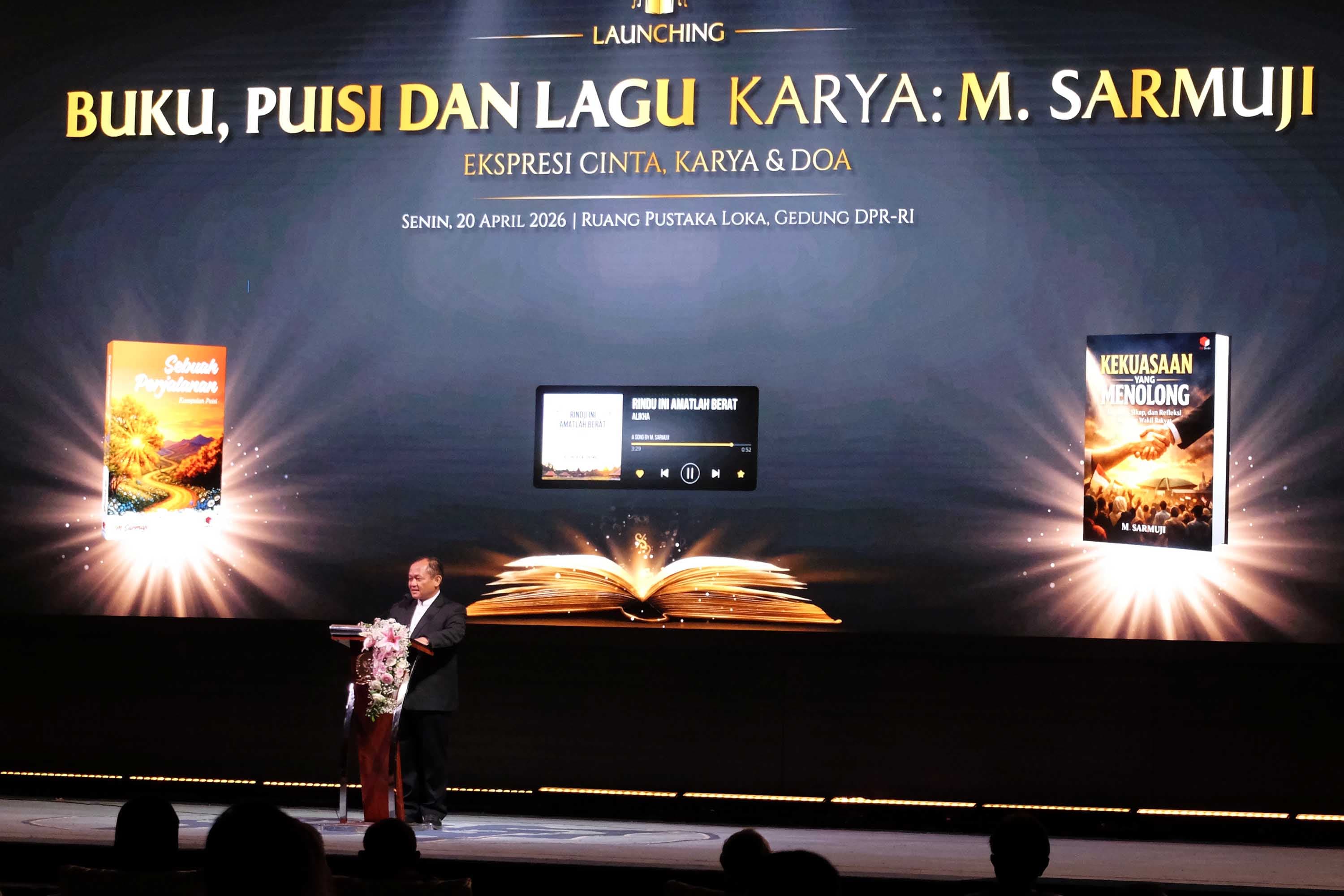 Sekjen Partai Golkar sekaligus Ketua Fraksi, M Sarmuji saat berpidato dalam acara launching Buku, Puisi dan Lagu di Gedung Pustakaloka, Nusantara IV, Kompleks Parlemen Senayan, Jakarta, Senin (20/4/2026). AKURAT.CO/Sopian