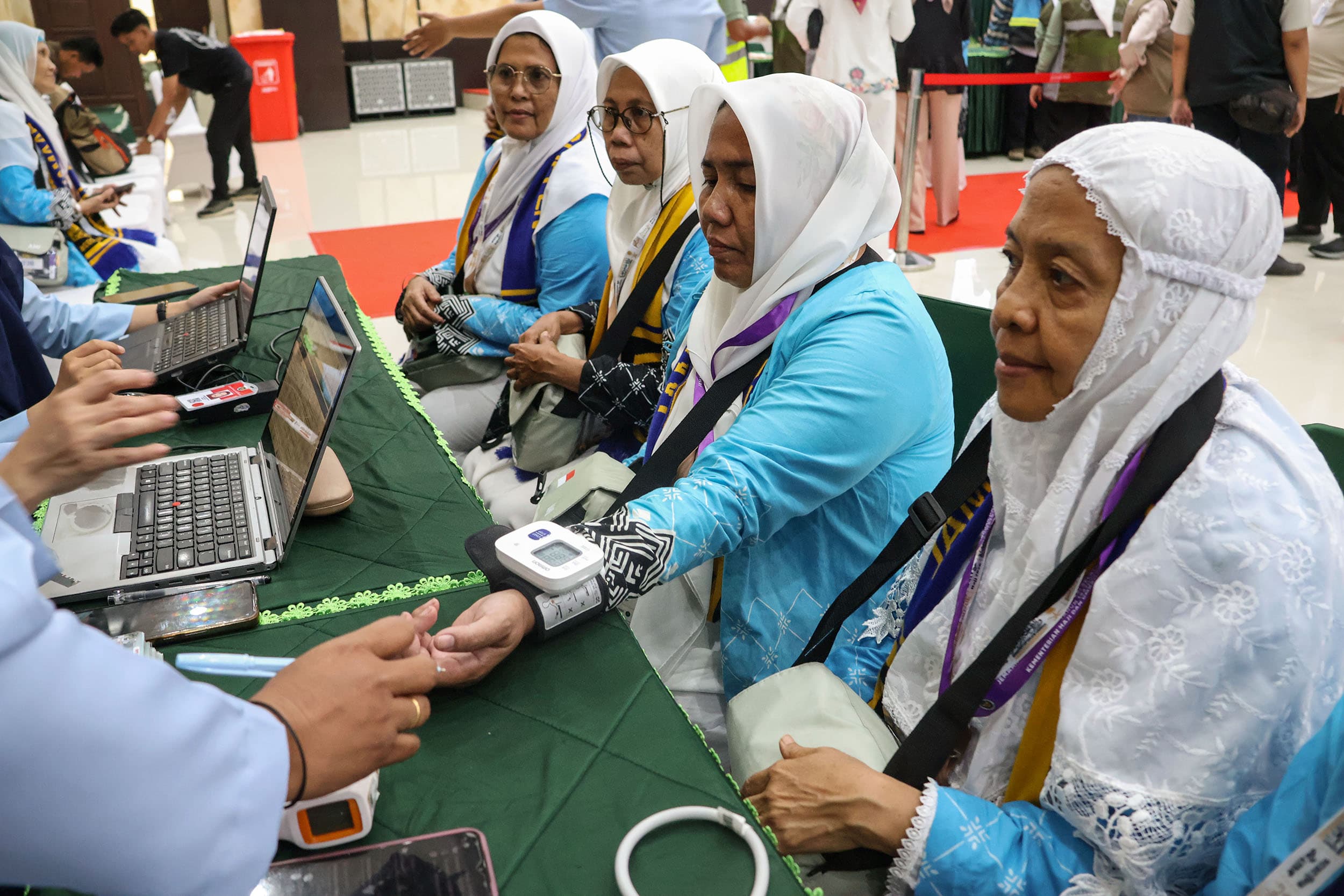 Jamaah calon haji embarkasi Makassar menjalani pemeriksaan kesehatan akhir di Asrama Haji Makassar, Sulawesi Selatan, Selasa (21/4/2026). ANTARA FOTO/Arnas Padda/hma
