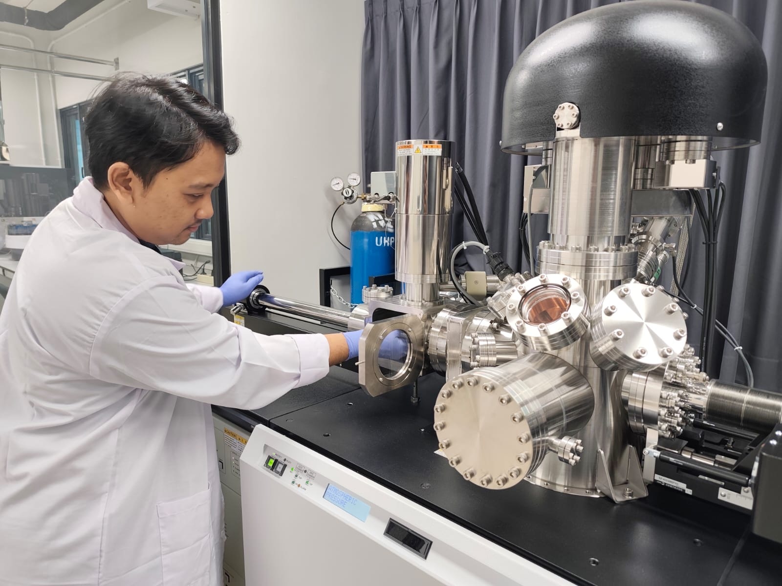 UI Perkuat Riset, FTUI Hadirkan Teknologi XPS untuk Inovasi Material dan Energi