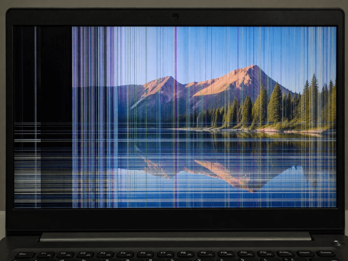 Layar Laptop Bergaris Ini Penyebab dan Cara Memperbaikinya dengan Mudah