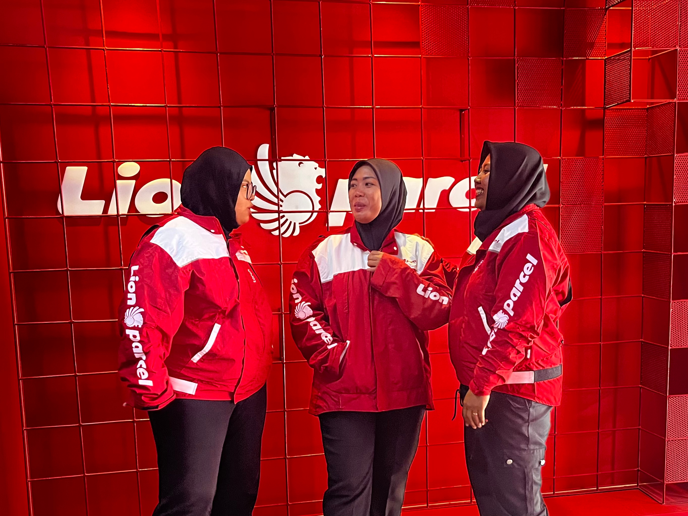 Kisah Kurir Perempuan Lion Parcel: Bukti Nyata Emansipasi di Industri Logistik Indonesia