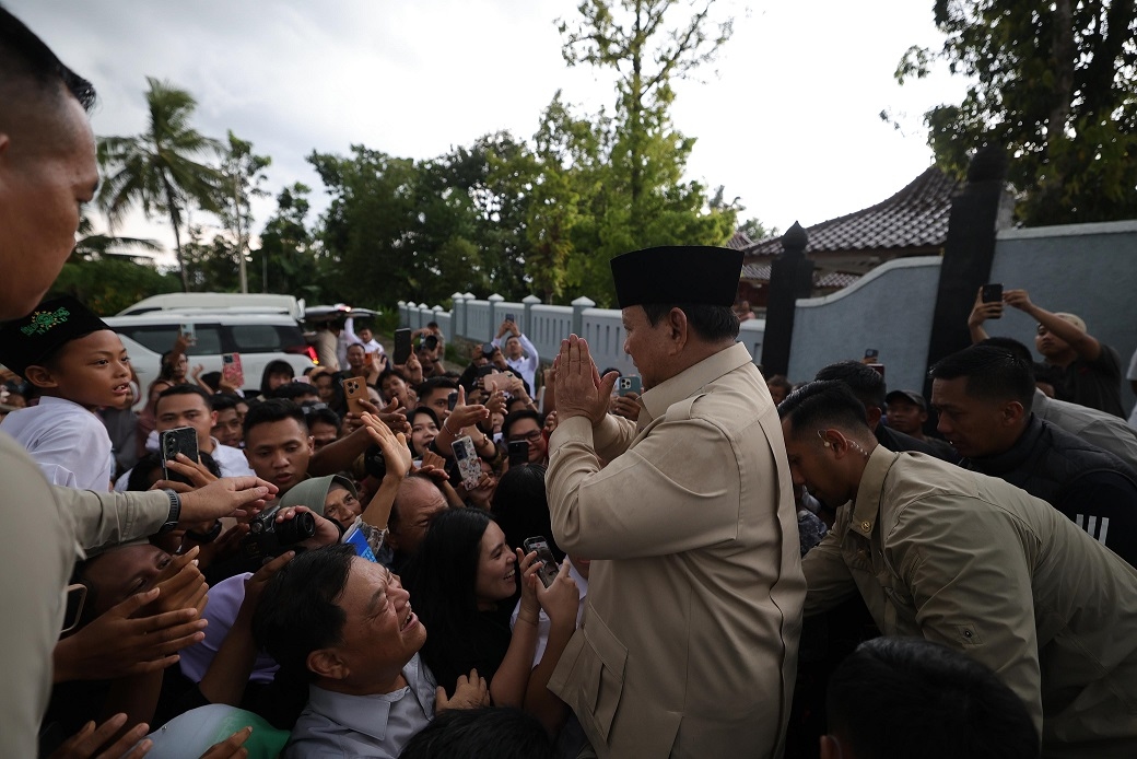 Presiden Prabowo Disambut Hangat Warga Saat Ziarah ke Makam Sang Kakek di Banyumas