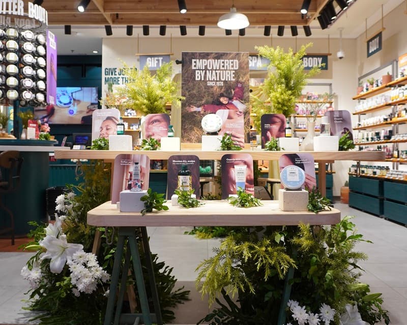 50 Tahun The Body Shop: Kembalinya Parfum Ikonik Dewberry dan Aksi 50+ Tanaman untuk Dukung Keberlanjutan