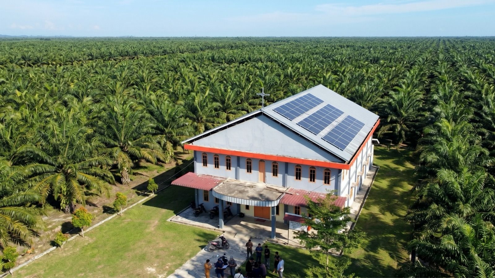 PalmCo Pasang PLTS di Gereja Kalbar, Dorong Energi Bersih