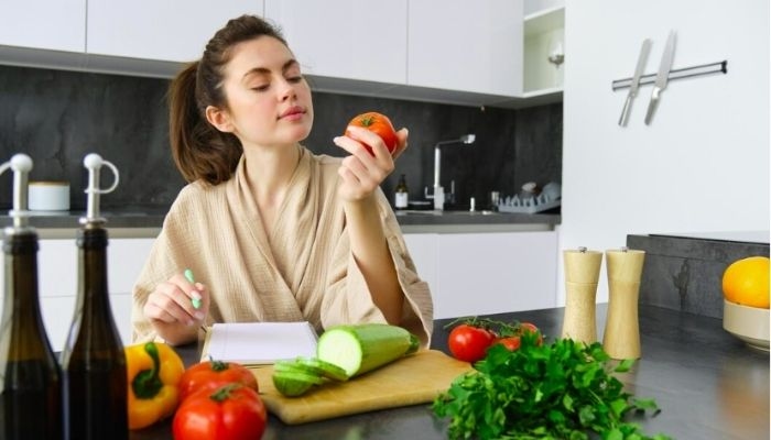 10 Makanan yang Dapat Membantu Menyamarkan Kerutan di Wajah secara Alami