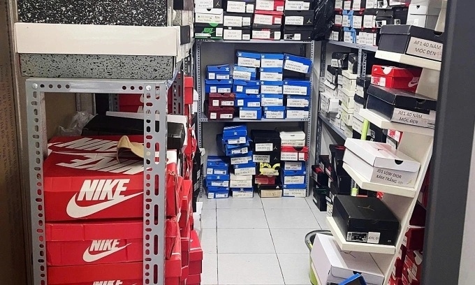 Polisi Vietnam Gerebek Toko Sepatu Palsu Nike dan Adidas, Ribuan Produk Senilai Rp2 Miliar Disita