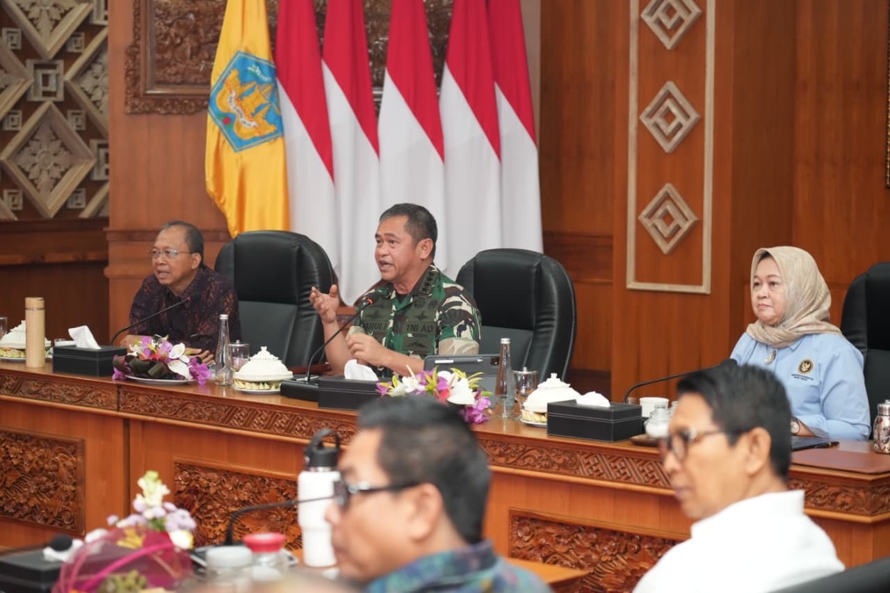 Kasad Tinjau Pengelolaan Sampah Terpadu dan Energi Terbarukan di Bali