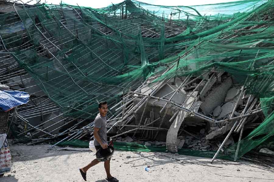 Hotel 9 Lantai di Filipina Ambruk , 17 Orang Masih Dinyatakan Hilang