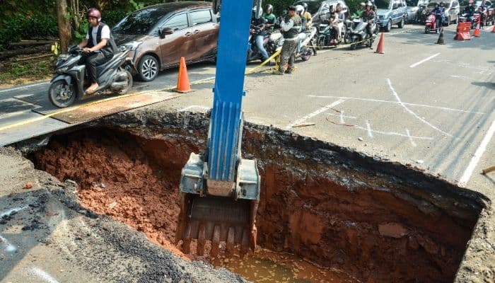 Jalan Amblas di Lenteng Agung Sebabkan Macet Parah, Ini Rute Alternatif ke Depok