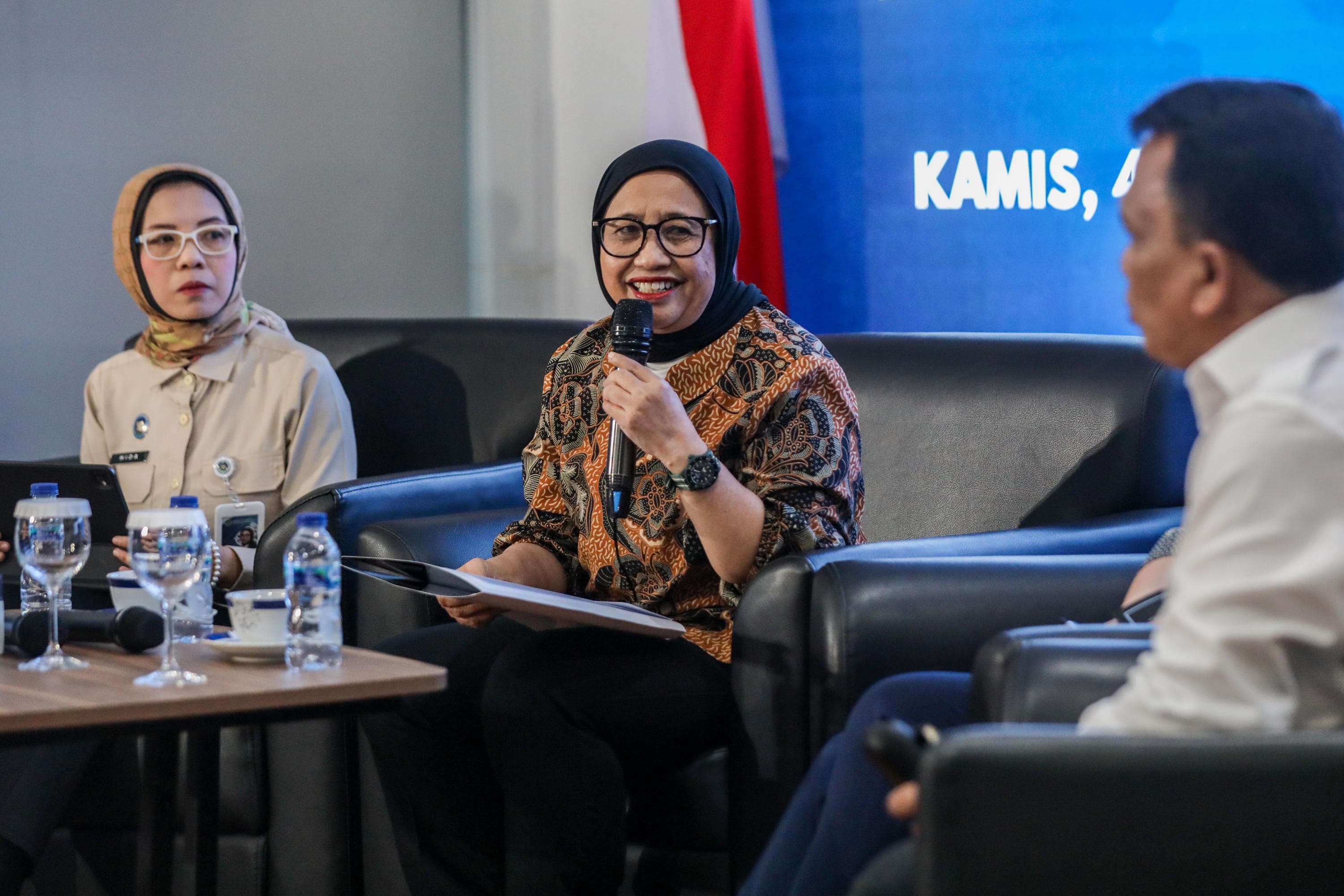 Kepala Badan Gizi Nasional (BGN) Nanik S Deyang (tengah) menyampaikan keterangan saat konferensi pers perkenalan pimpinan di kantor BGN, Jakarta, Kamis (4/6/2026). AKURAT.CO/Endra Prakoso