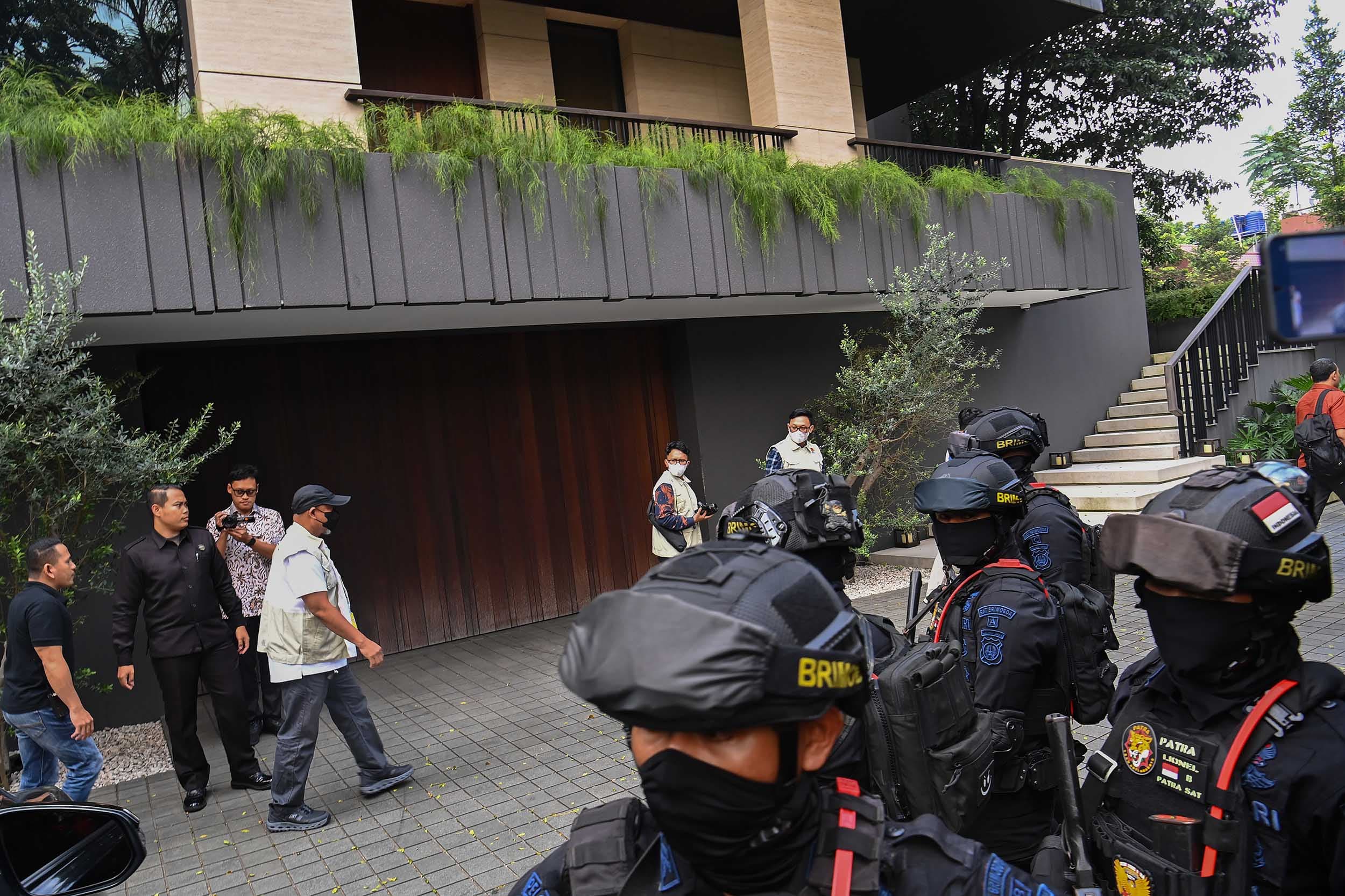 Penyidik KPK mendatangi rumah mantan Wakil Menteri Imigrasi dan Pemasyarakatan Silmy Karim di kawasan Brawijaya, Kebayoran Baru, Jakarta Selatan, Jumat (5/6/2026). ANTARA FOTO/Indrianto Eko Suwarso/kye