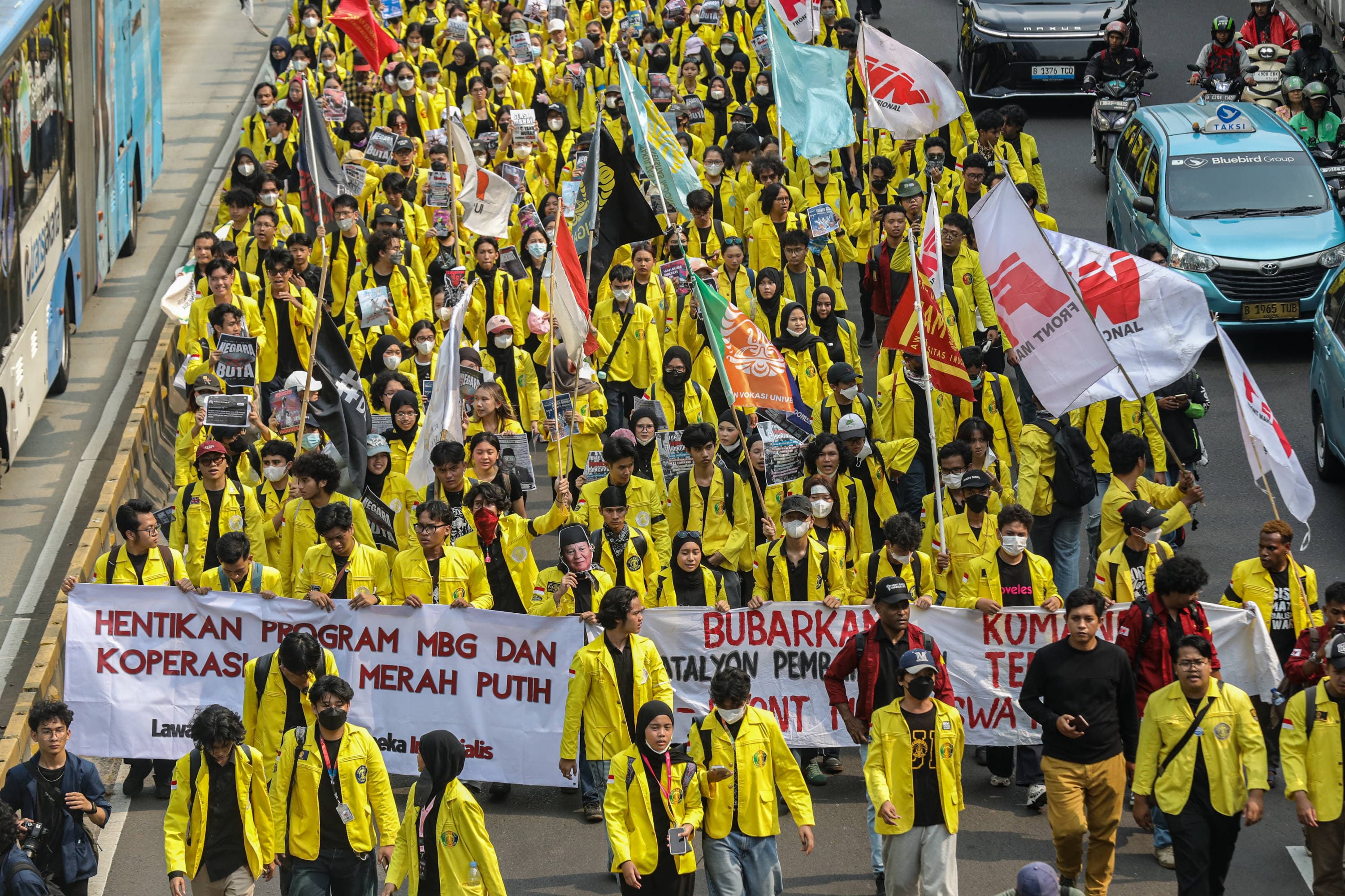 Mahasiswa melakukan long march dalam aksi demonstrasi di Jalan Jenderal Sudirman, Jakarta, Jumat (12/6/2026). AKURAT.CO/Endra Prakoso