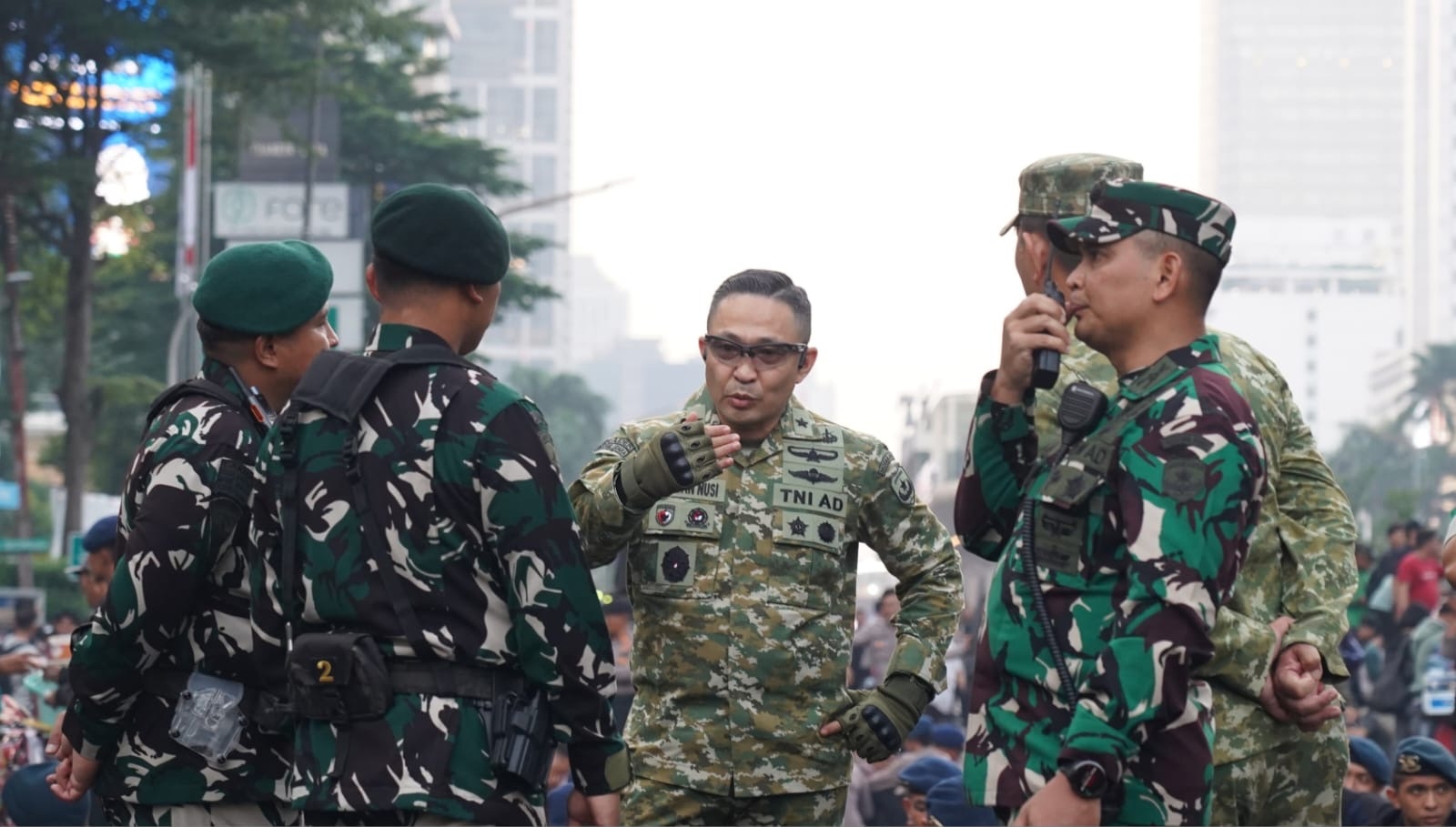 TNI-Polri Kompak Pasang Barikade, Amankan Aksi Unjuk Rasa di DPR