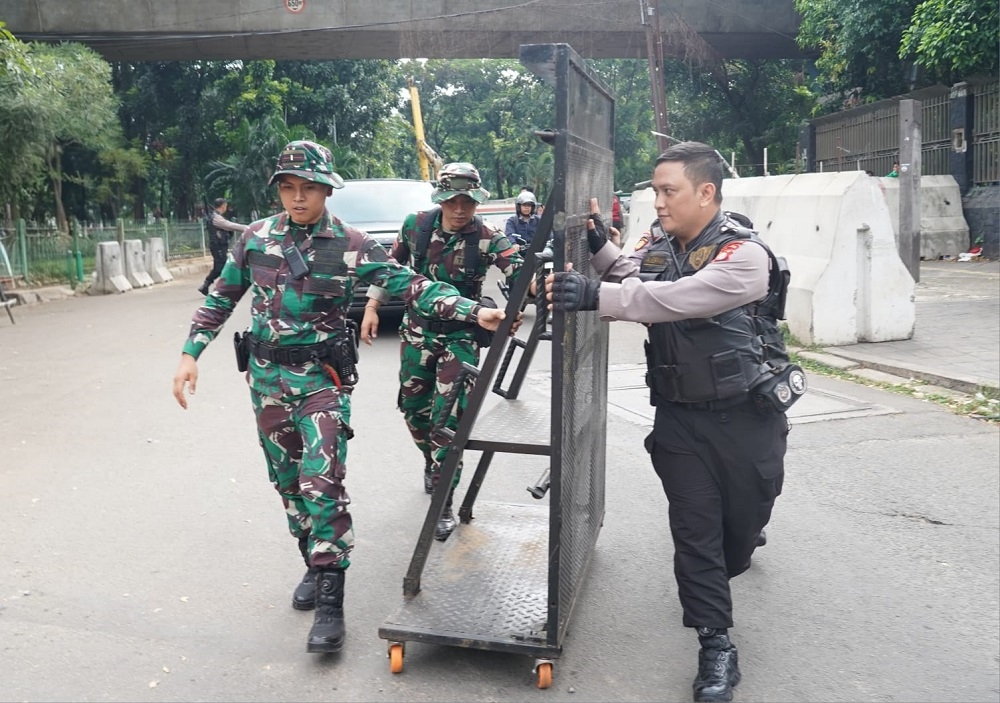 TNI-Polri Kompak Pasang Barikade, Amankan Aksi Unjuk Rasa di DPR