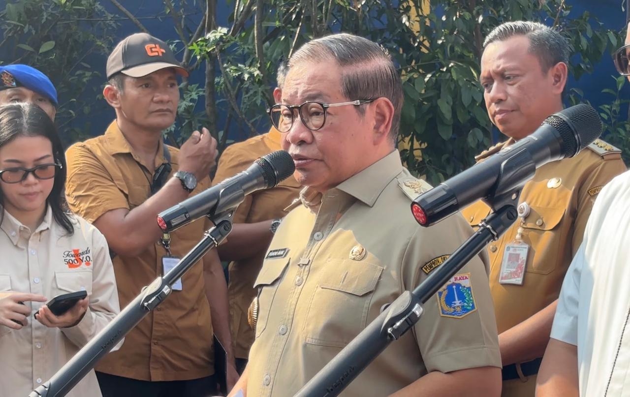 Pramono Ancam Cabut KJP hingga KJMU Bagi Warga yang Buang Sampah ke Sungai