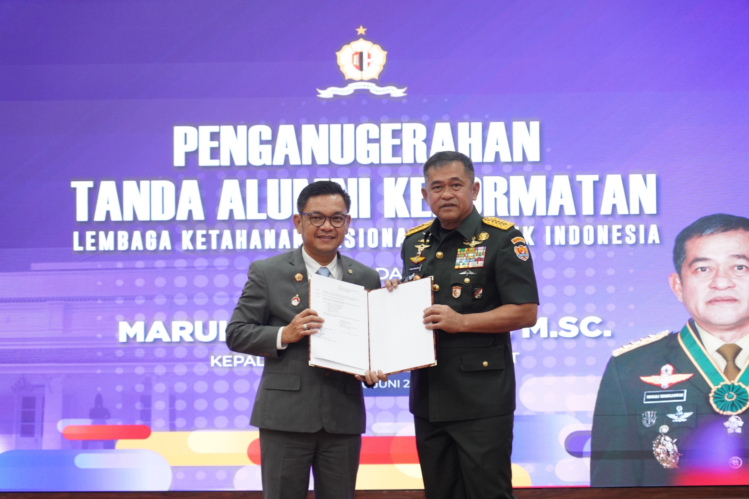Perkuat Ketahanan Nasional, Kasad Maruli Simanjuntak Dianugerahi Tanda Alumni Kehormatan Lemhannas RI