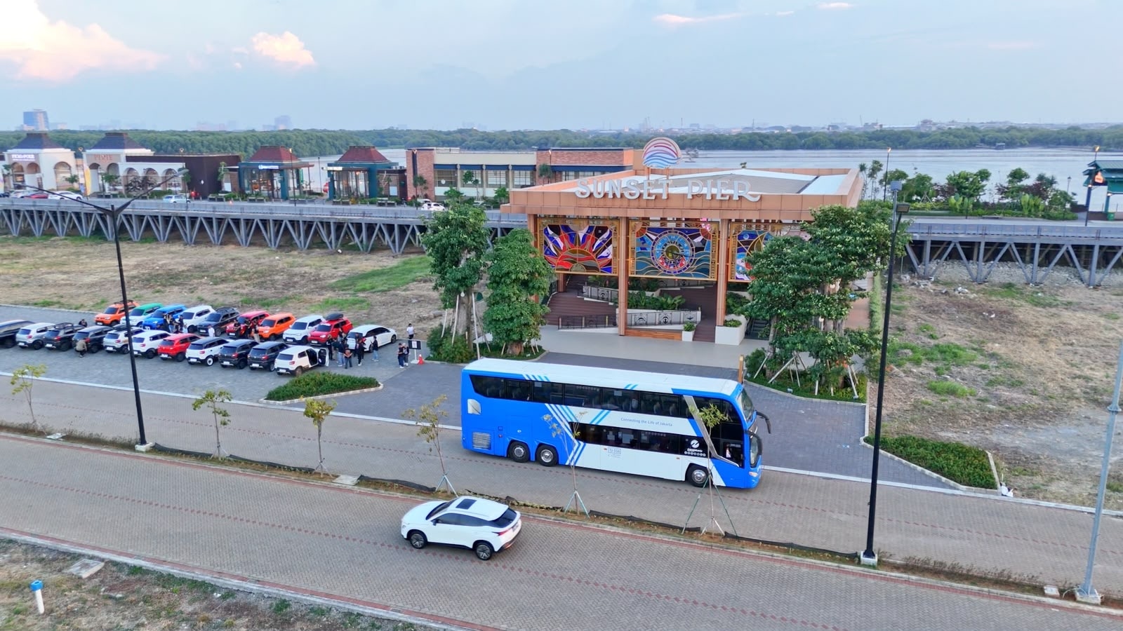 Kulineran dan Berburu Sunset di PIK2 Kini Makin Mudah Naik Transportasi Umum