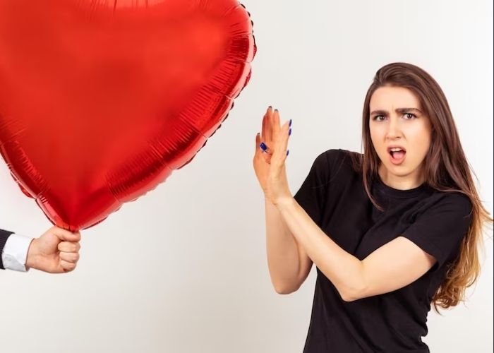 Apa Itu Love Bombing? Kenali Ciri-ciri, Perbedaan dengan Cinta Tulus, dan Cara Mengenalinya