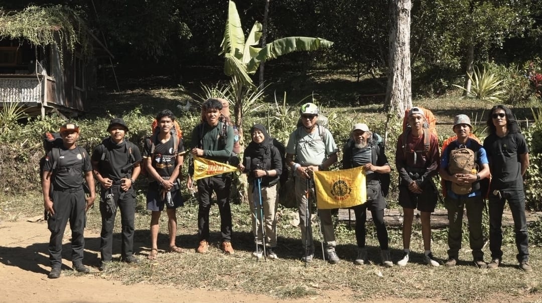 Aksi Heroik Mapala UI: Terbang Paralayang di Atas Gunung Api hingga Bangun Ekonomi Desa di Timur Indonesia
