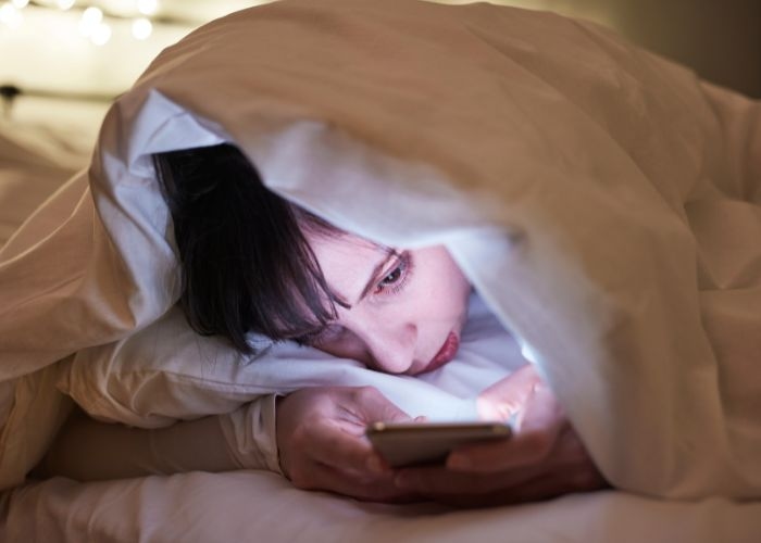 5 Fitur di HP yang Sebaiknya Dimatikan Sebelum Tidur