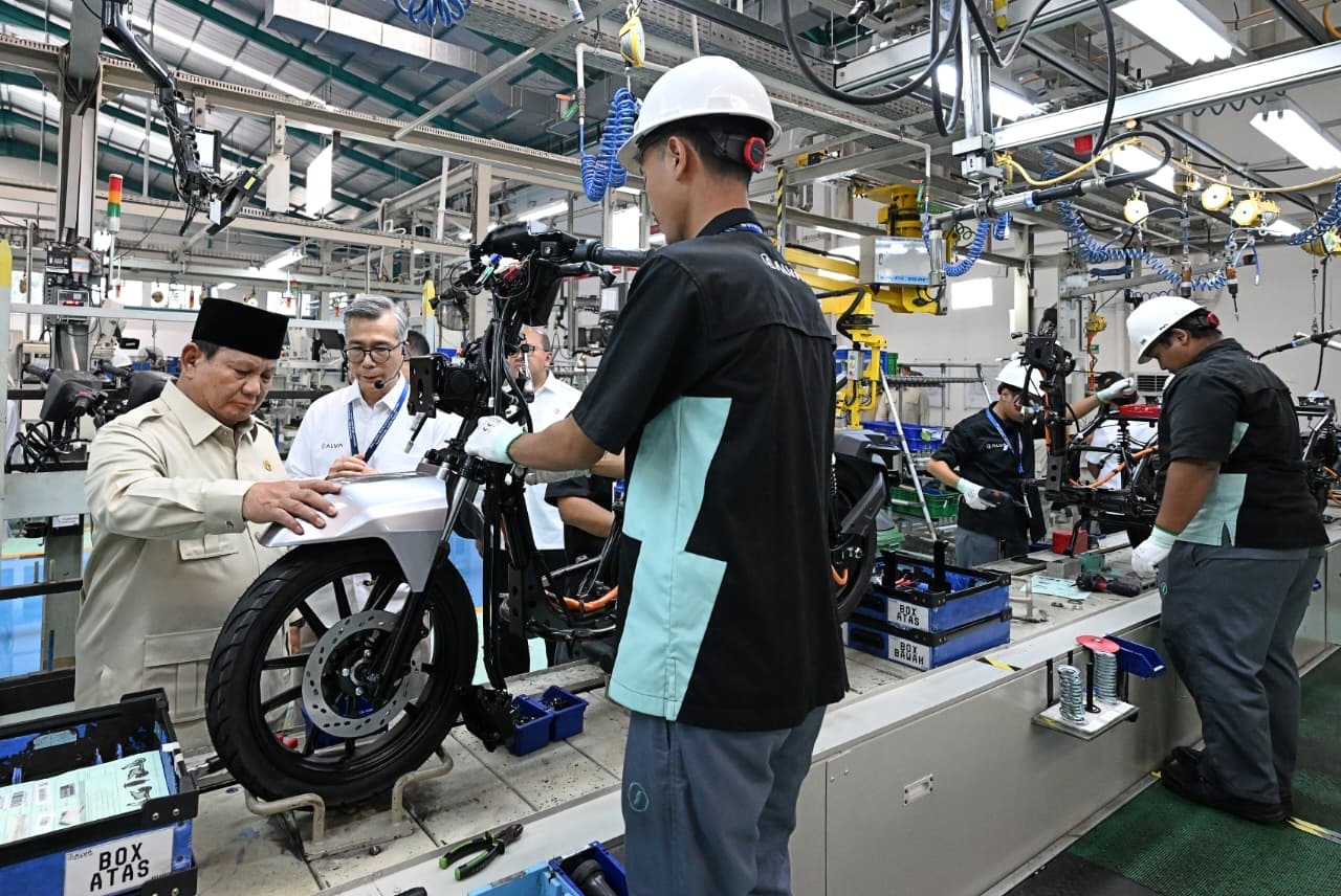 Prabowo Dorong Produksi Motor Listrik Nasional Capai 2 Juta Unit