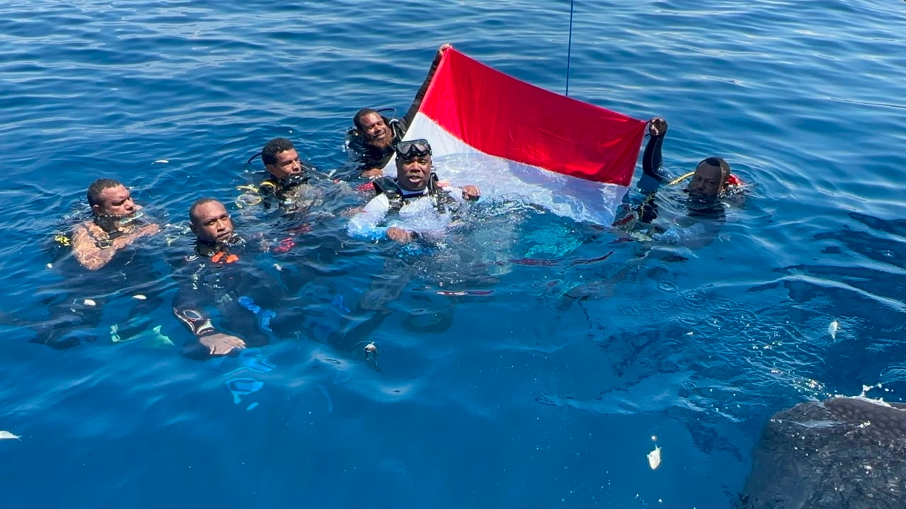 Digagas Maximus Tipagau, Bendera Merah Putih Berkibar Gagah di Habitat Hiu Paus Teluk Cenderawasih