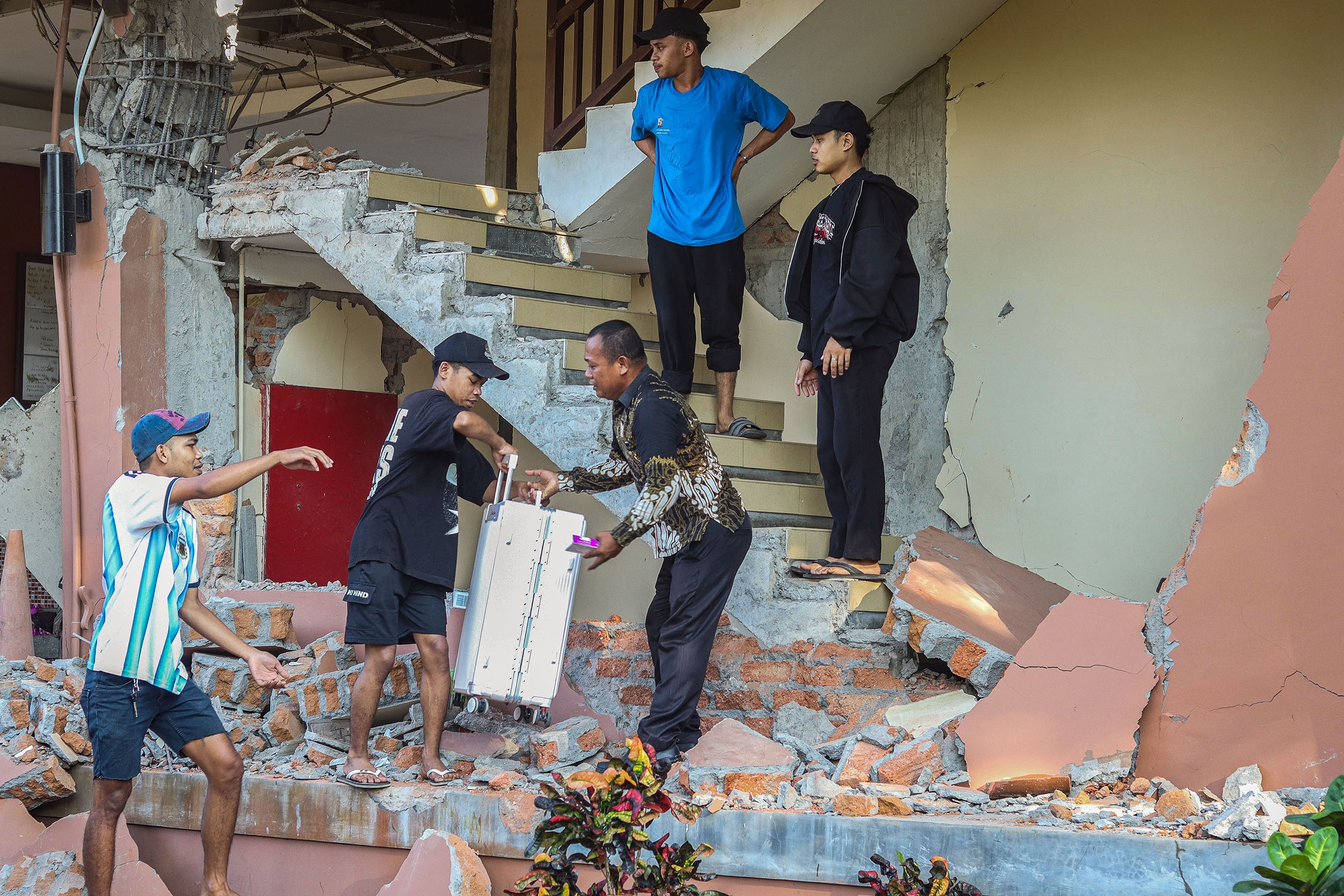 Update Korban Gempa NTT: 53 Orang Meninggal, 135 Luka-luka