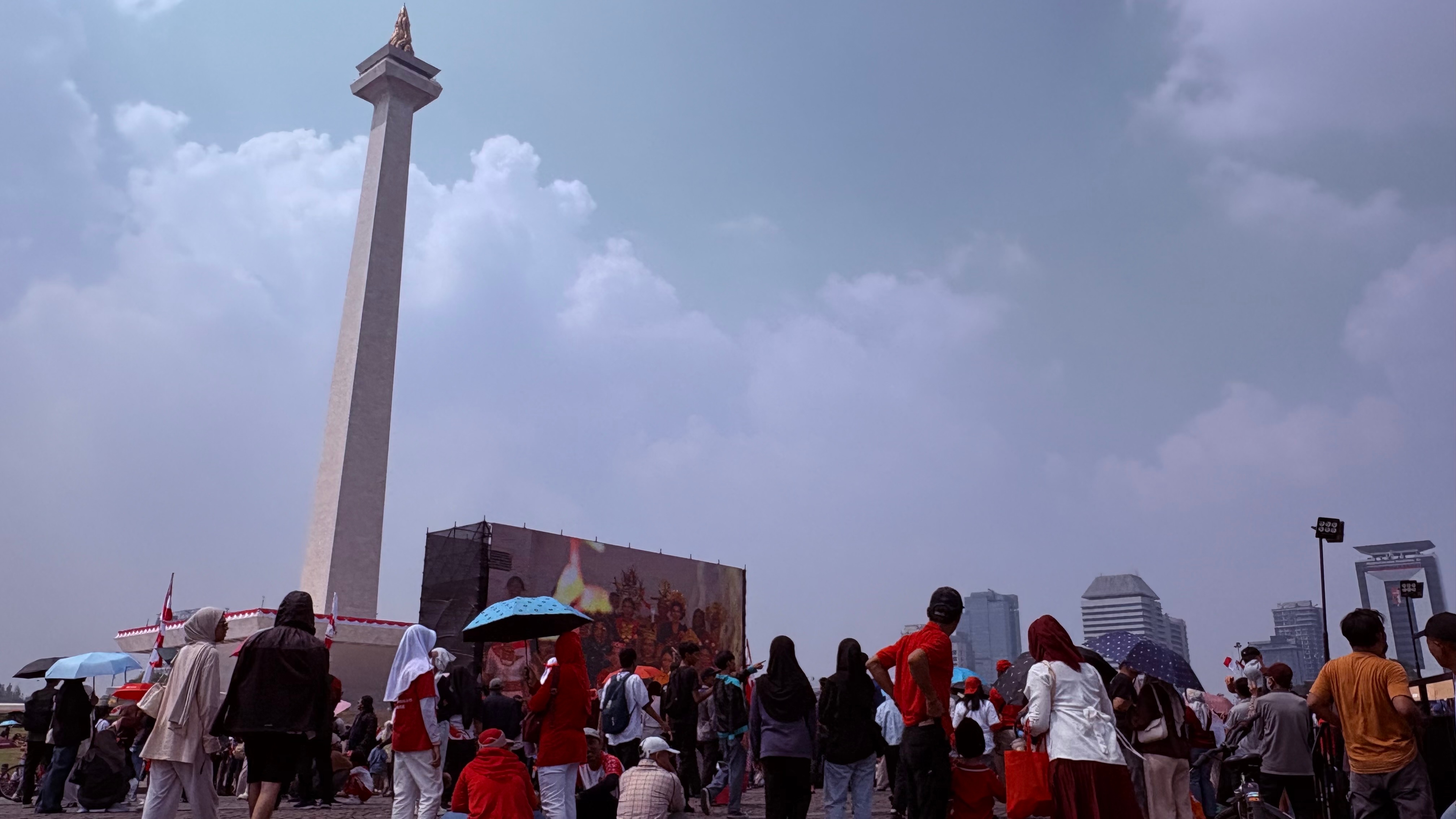 Semarak HUT RI ke-81, Warga Rela Bikin Tenda Darurat di Monas Demi Saksikan Pesawat Tempur