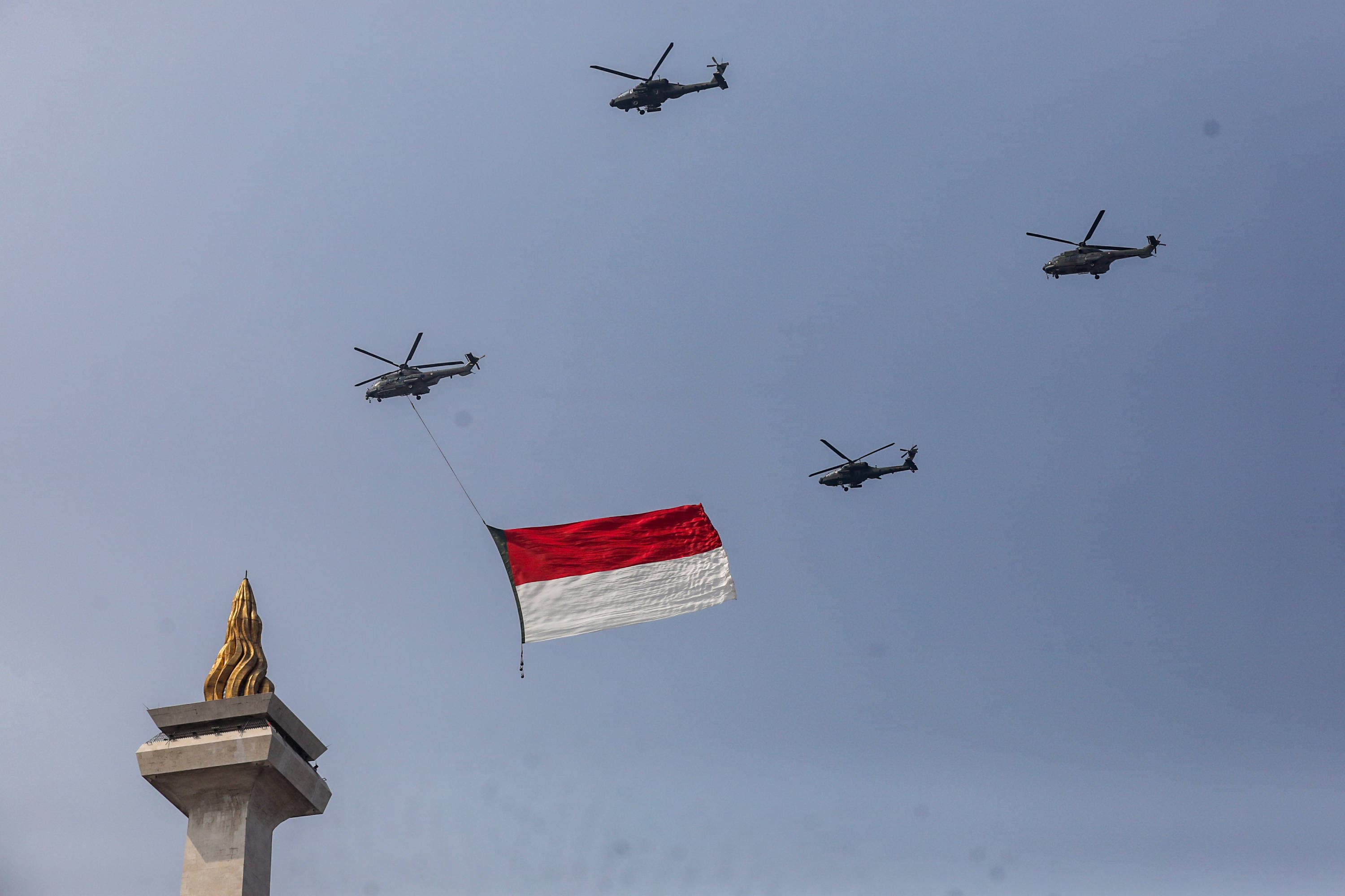 Sejumlah helikopter gabungan TNI AU dan Polri melakukan formasi dengan membawa bendera Merah Putih raksasa sebelum Upacara Peringatan Detik-Detik Proklamasi Kemerdekaan ke-81 Republik Indonesia di Istana Merdeka, Jakarta, Senin (17/8/2026). AKURAT.CO/Endra Prakoso