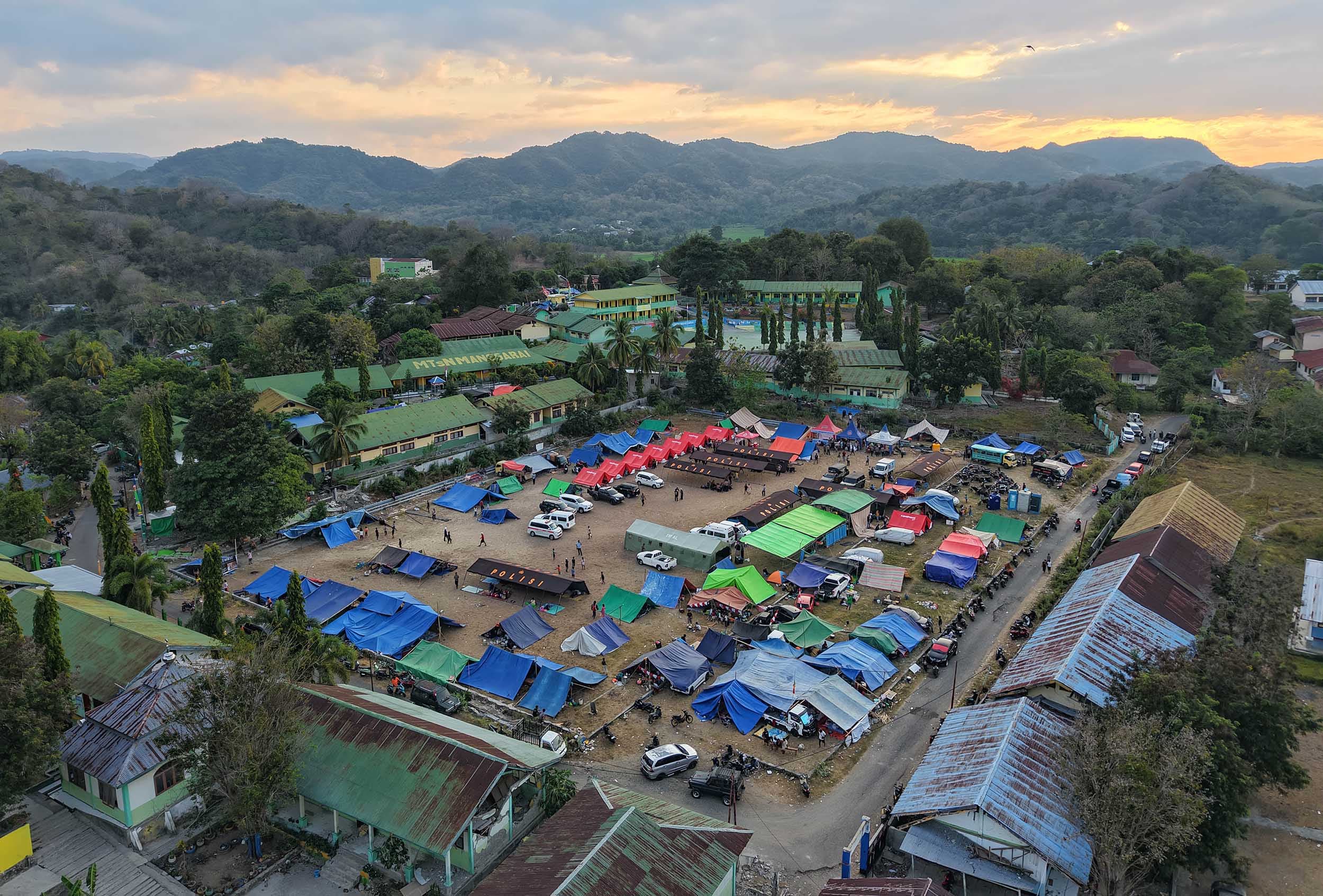 Foto udara posko pengungsian korban gempa bumi NTT di Lapangan Barangkolong, Reo, NTT, Senin (17/8/2026). Sebanyak 1.364 orang warga yang terdampak gempa bumi bermagnitudo 7,7 di NTT tercatat mengungsi di posko tersebut. ANTARA FOTO/Fikri Yusuf/foc.