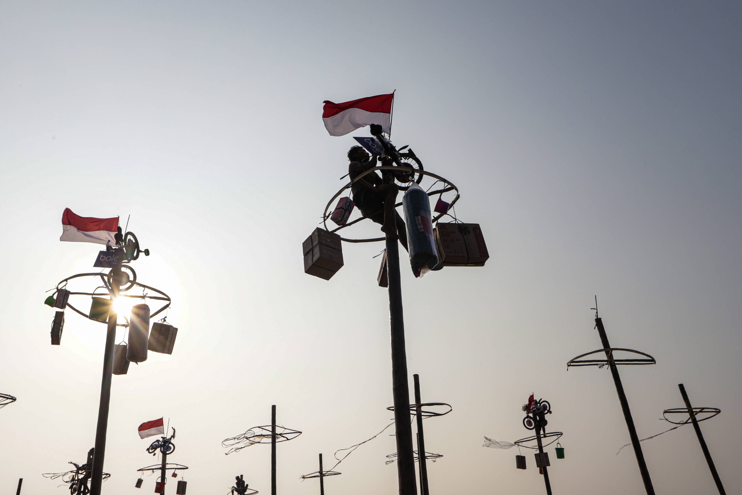 Ancol Gelar Lomba 50 Batang Pohon Pinang di Pantai