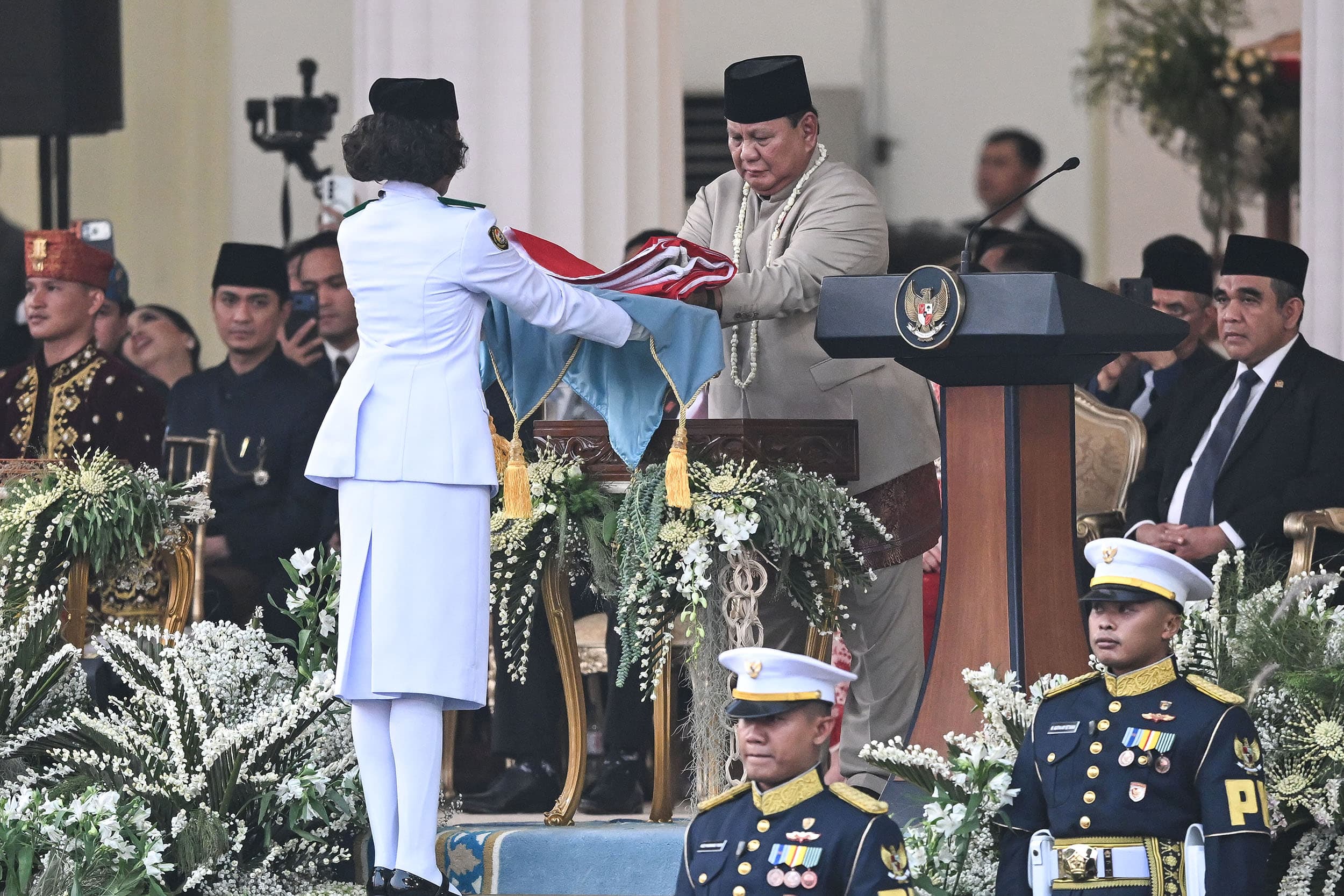 Presiden Prabowo Subianto menerima bendera Merah Putih saat memimpin Upacara Penurunan Bendera Merah Putih di Istana Merdeka, Jakarta, Senin (17/8/2026). ANTARA FOTO/Hafidz Mubarak A/sth/kye