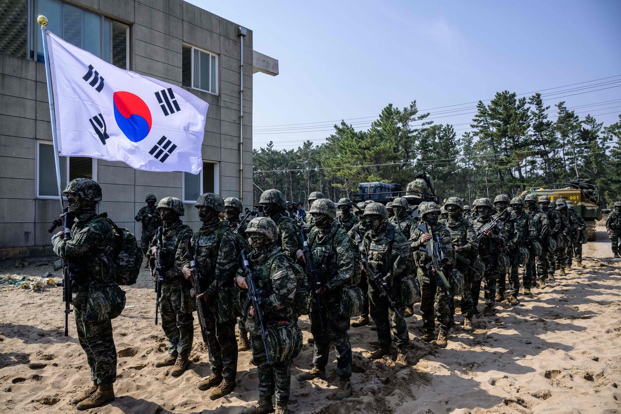 Trump Perintahkan Latihan Militer AS-Korea Selatan Dikurangi, Sebut Hubungannya dengan Kim Jong Un Sangat Baik